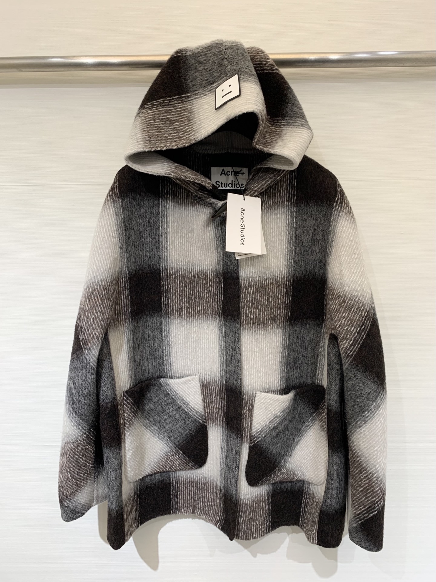 NO:483824,Acnestudios 2025 early autumn new style, one-button plaid hooded double-sided wool coat, medium-length length, yb custom wool mulberry silk yak camel velvet blend fabric, soft and smooth and textured, cloud-like upper body effect, hats embellished with classic smiley face logo, essential atmosphere of white and rich beauty, green grid, two colors of gauze, sm, acne studios, dior, hats, alexander wang19860909配防尘袋Acnestudios 2025早秋新款 一粒扣格纹连帽双面羊毛大衣 中长款的长度 yb定制羊毛桑蚕丝牦牛肉骆驼绒混纺面料 柔软舒滑有质感 云朵般的上身效果 帽子采用经典笑脸logo点缀 白富美必备氛围感单品 绿格 咖格两色 码数sm,,acne studios,dior,hats,alexander wang,Women's clothing