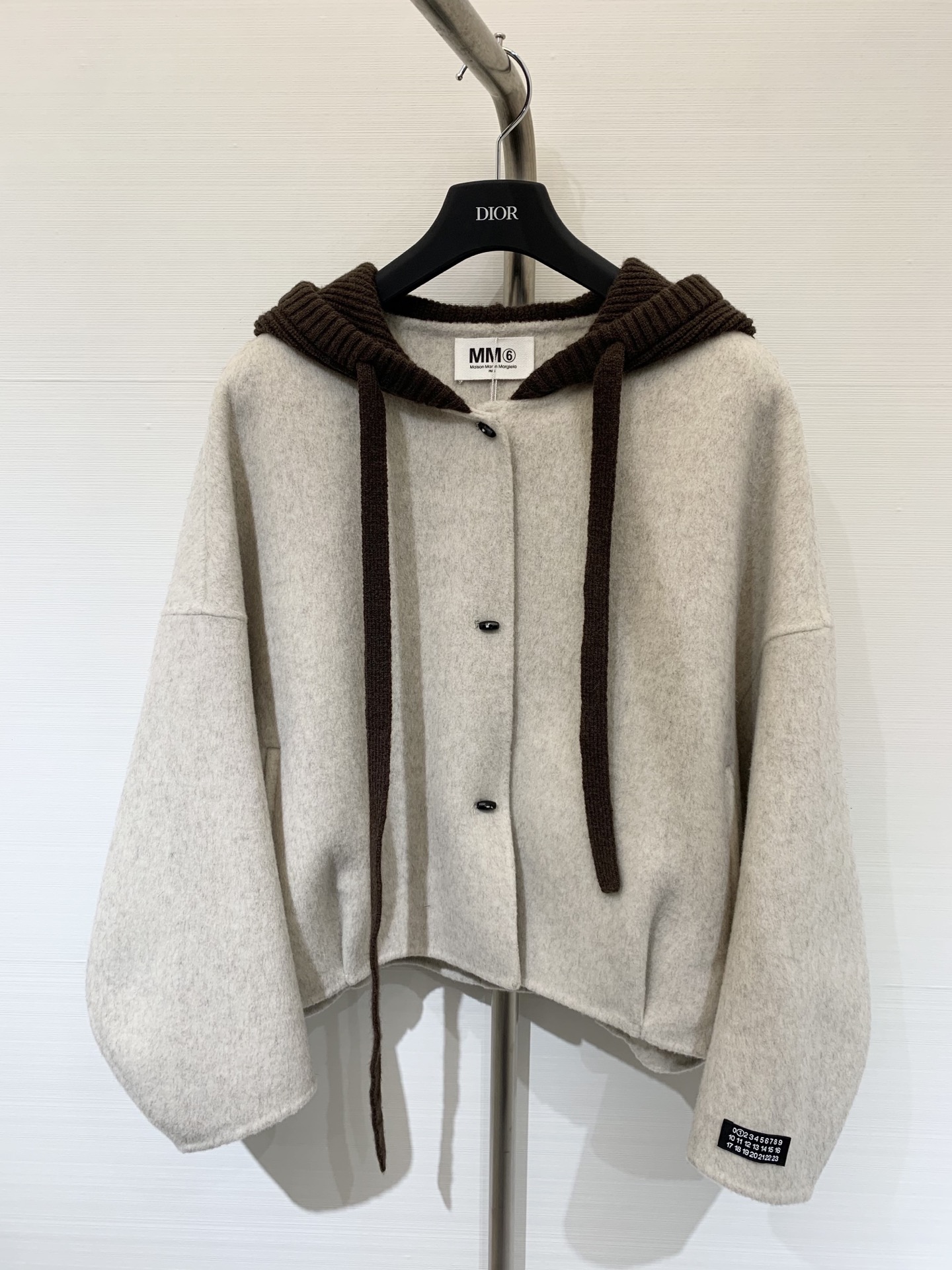 MM6 25秋冬最新款 拼接毛线帽连帽短款双面羊毛大外套 撞色拼接粗针针线帽子设计感很赞 经典时髦又休闲