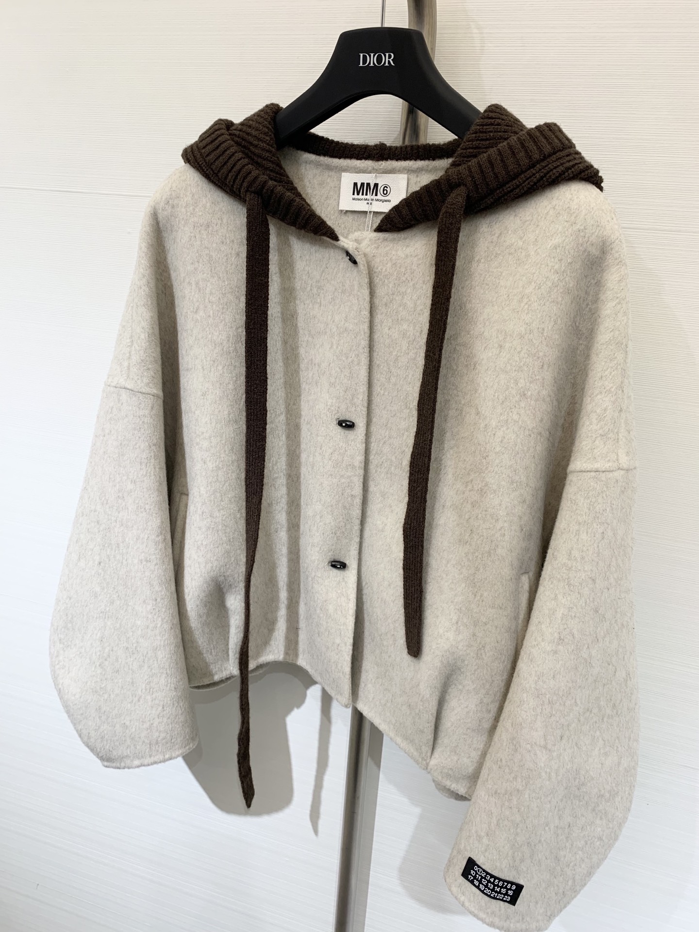 MM6 25秋冬最新款 拼接毛线帽连帽短款双面羊毛大外套 撞色拼接粗针针线帽子设计感很赞 经典时髦又休闲