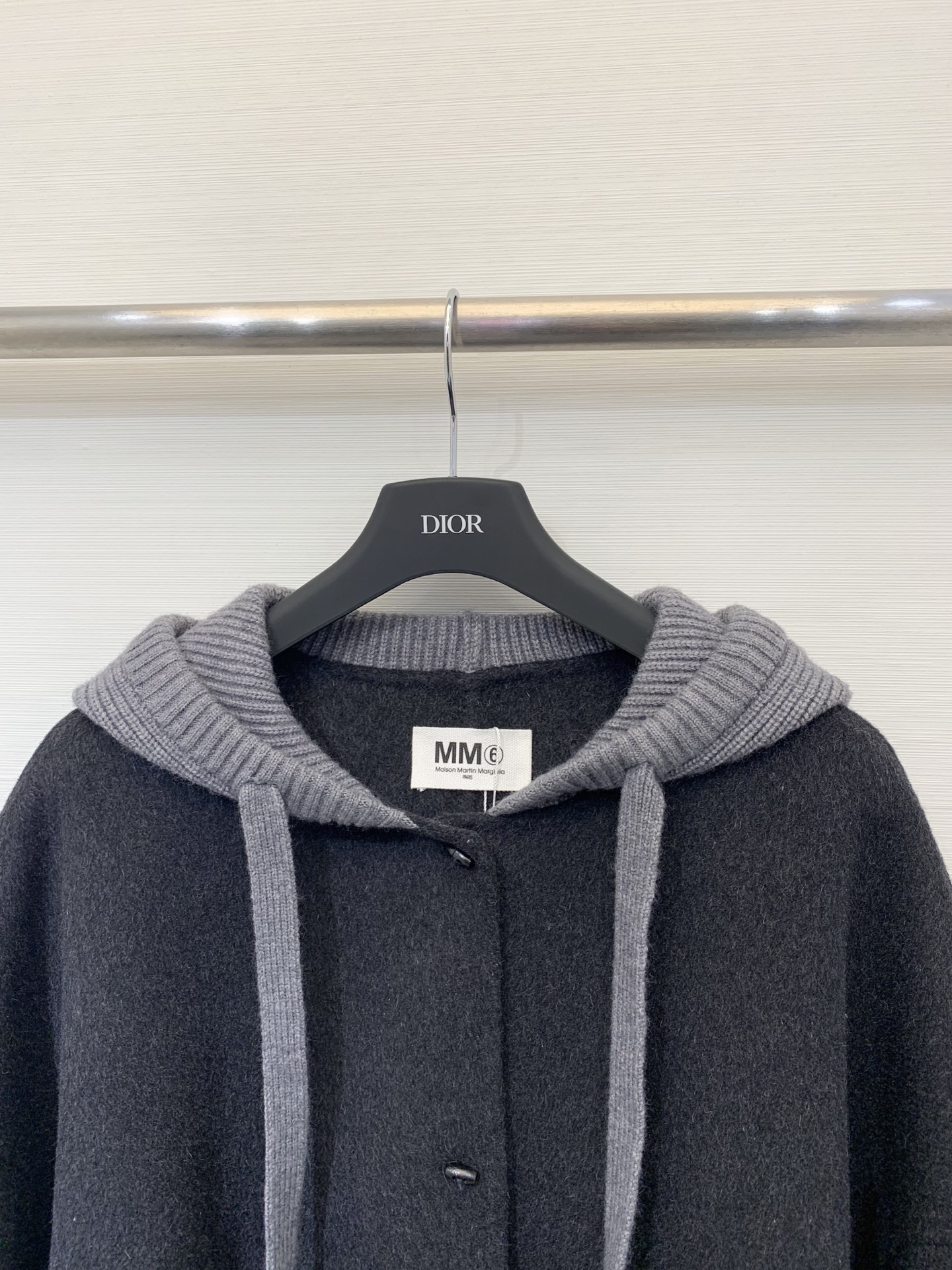 MM6 25秋冬最新款 拼接毛线帽连帽短款双面羊毛大外套 撞色拼接粗针针线帽子设计感很赞 经典时髦又休闲