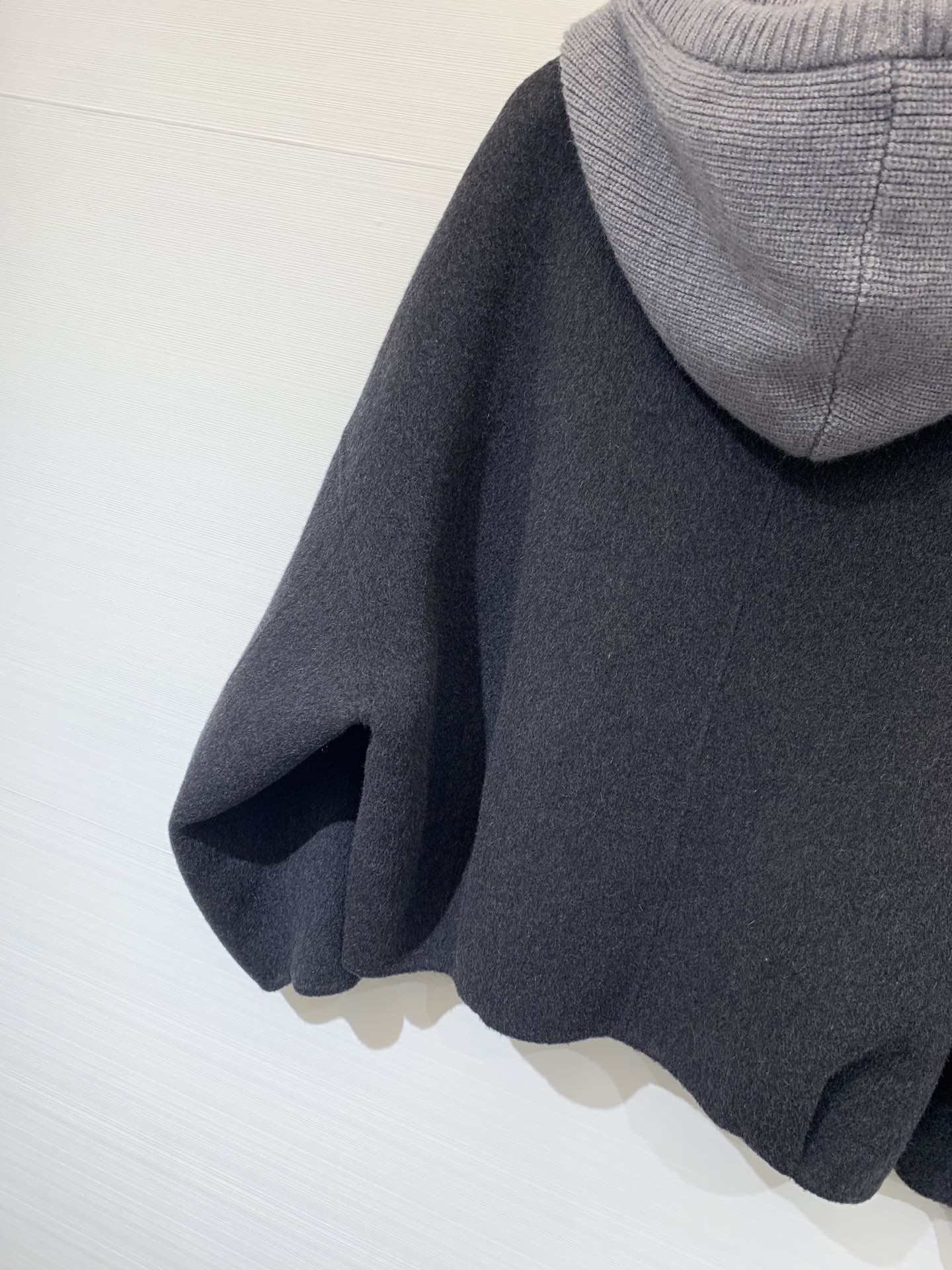 MM6 25秋冬最新款 拼接毛线帽连帽短款双面羊毛大外套 撞色拼接粗针针线帽子设计感很赞 经典时髦又休闲