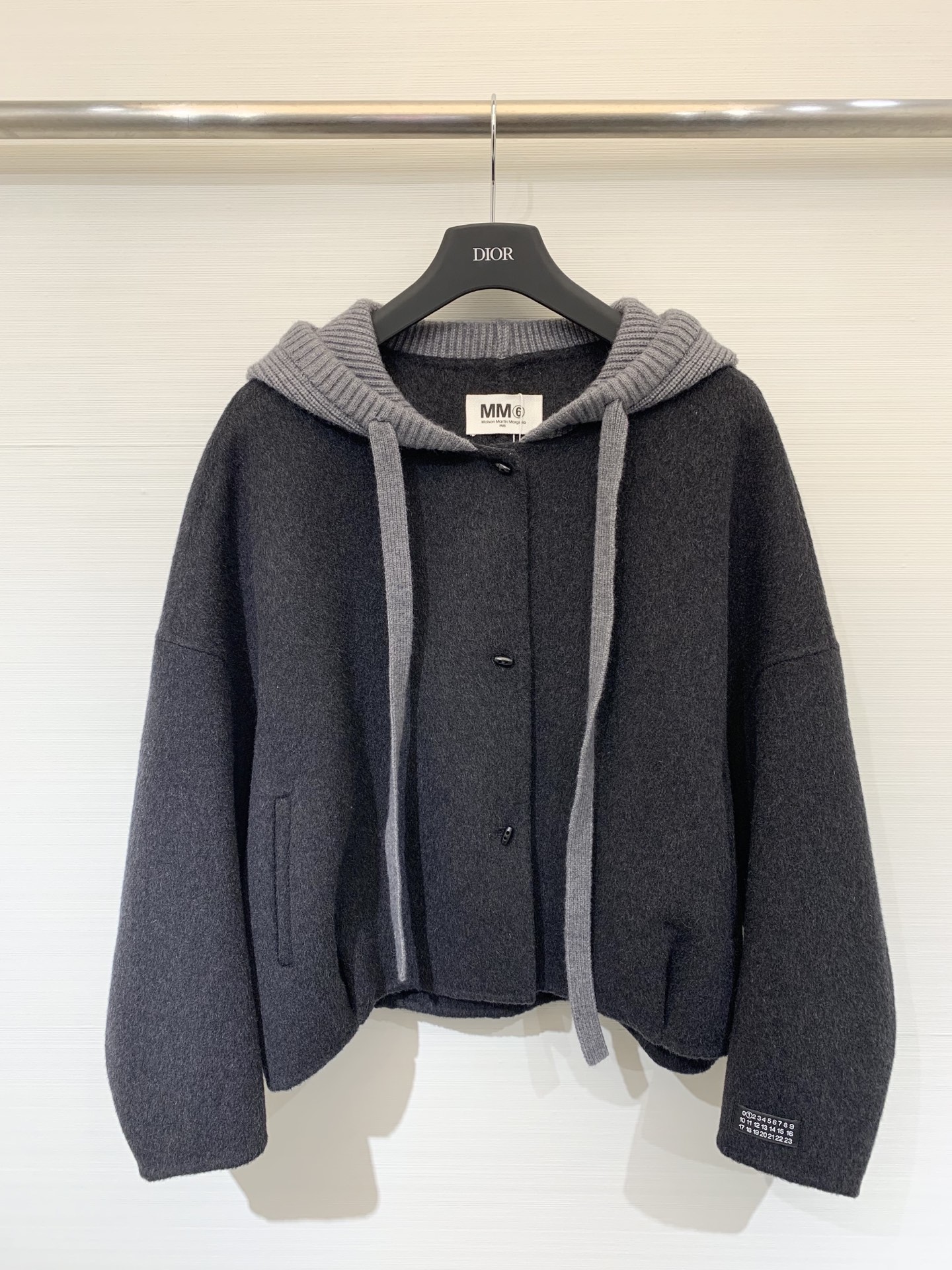 NO:483829,MM6, 25 autumn and winter latest model, spliced ​​wool hat, hooded short double-sided wool jacket, contrasting color spliced ​​thick needle needle and thread hat, very good design, classic fashionable and casual, two-color sml,,masion margiela,jackets & coats,hats,alexander wang19860909配防尘袋MM6 25秋冬最新款 拼接毛线帽连帽短款双面羊毛大外套 撞色拼接粗针针线帽子设计感很赞 经典时髦又休闲 两色sml,,masion margiela,jackets & coats,hats,alexander wang,Women's clothing