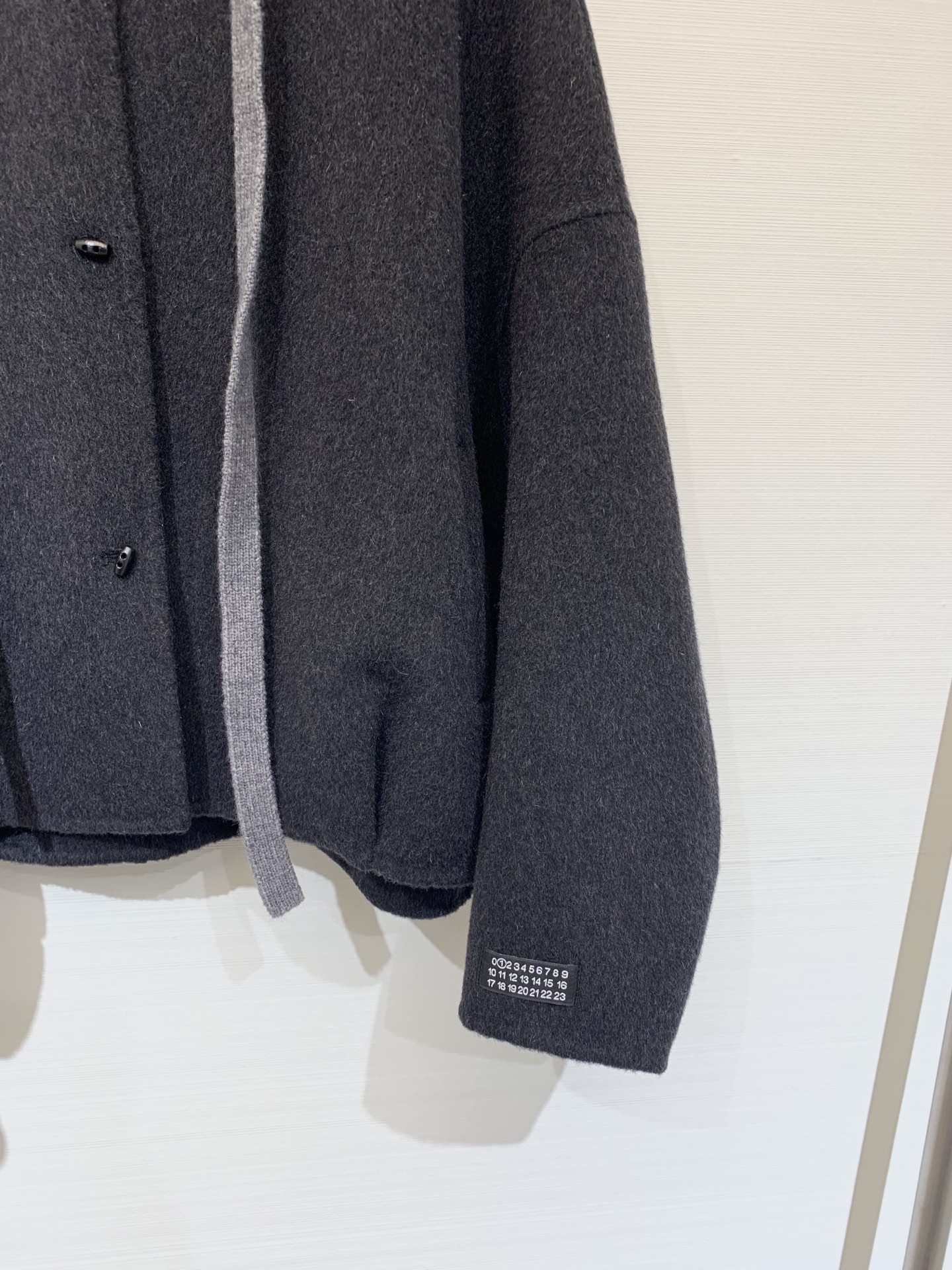 MM6 25秋冬最新款 拼接毛线帽连帽短款双面羊毛大外套 撞色拼接粗针针线帽子设计感很赞 经典时髦又休闲