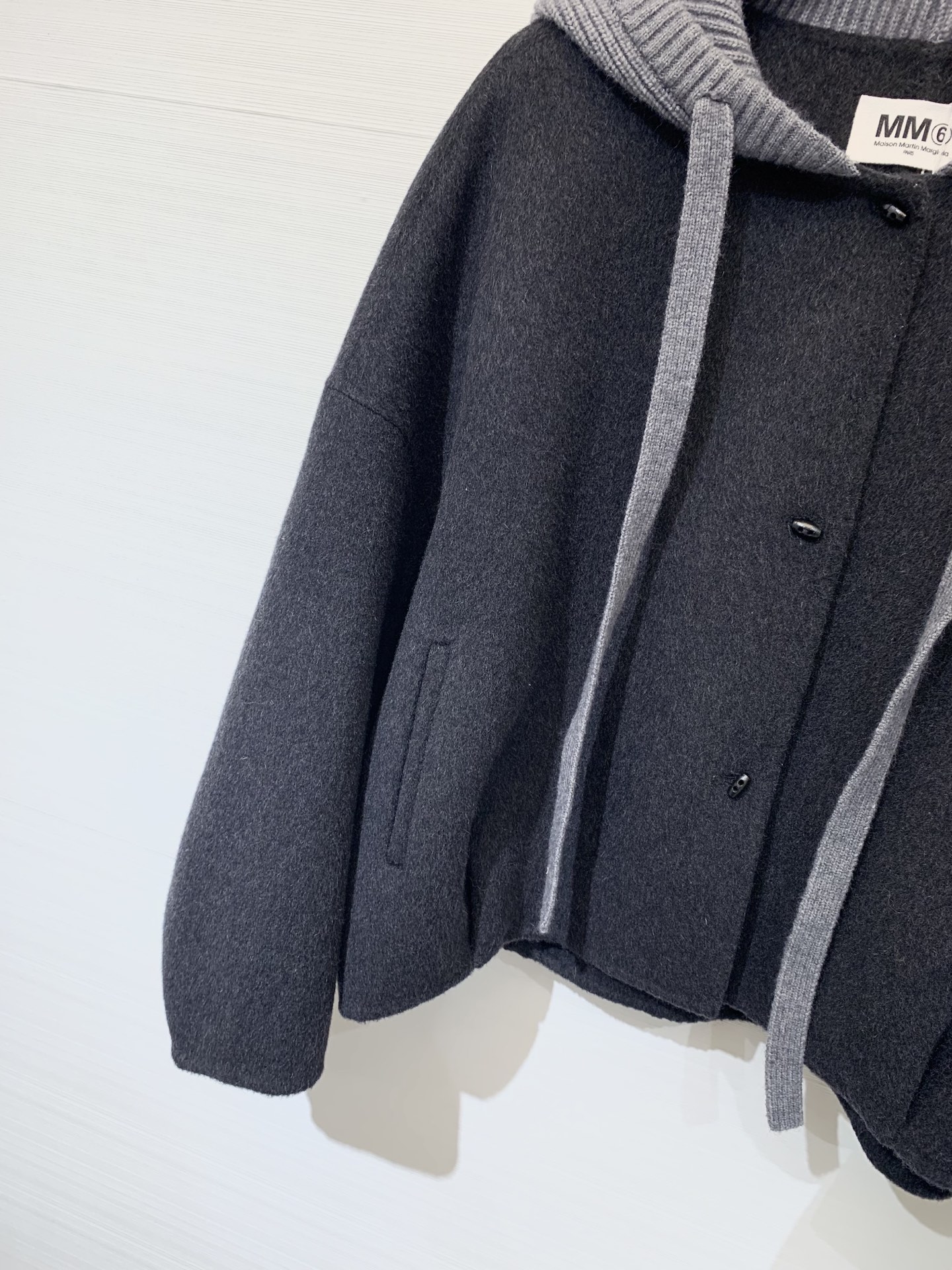 MM6 25秋冬最新款 拼接毛线帽连帽短款双面羊毛大外套 撞色拼接粗针针线帽子设计感很赞 经典时髦又休闲