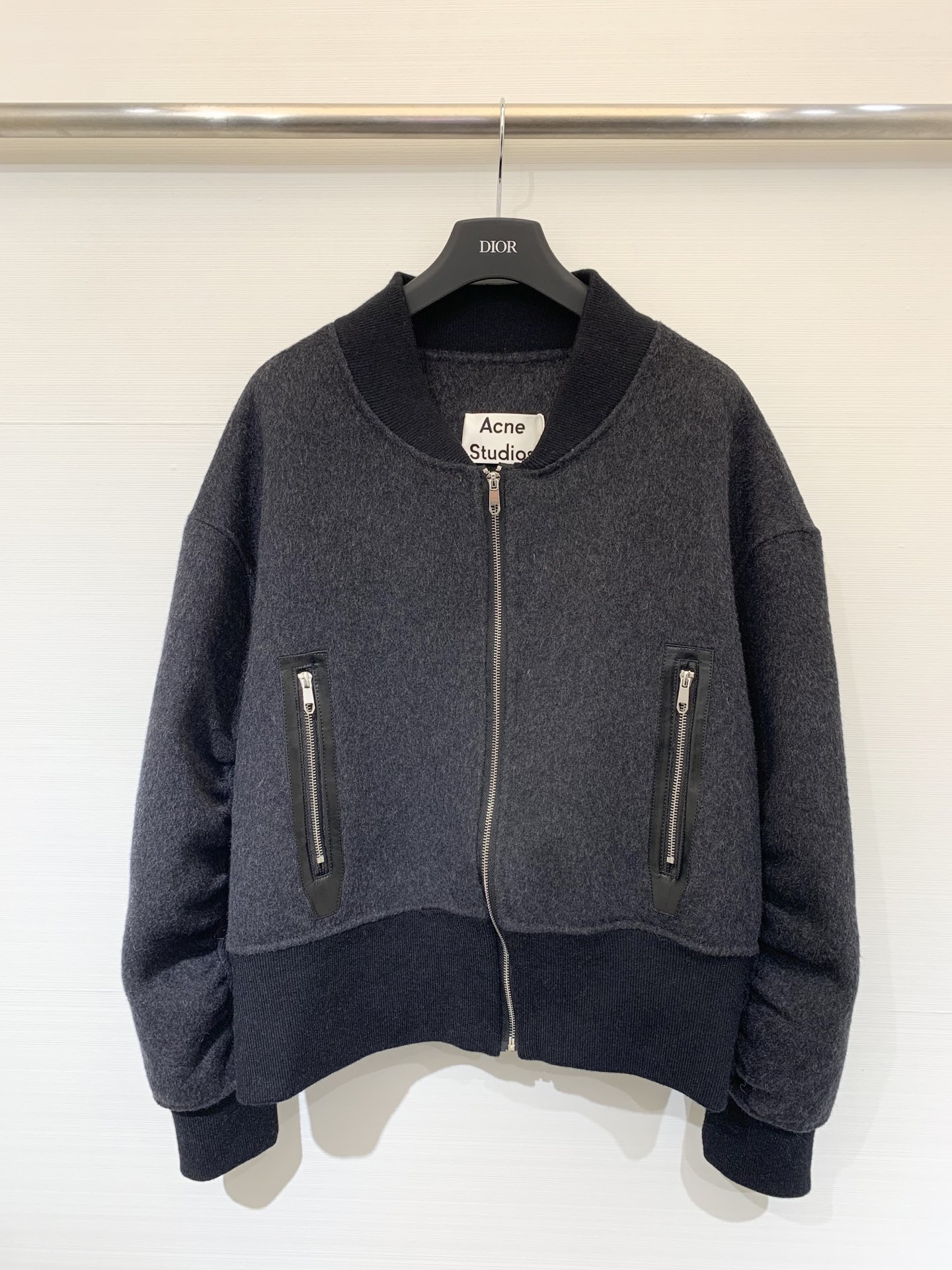 NO:486995,Acnestudios 25 autumn and winter new baseball suit style double-sided wool jacket The classic pleated design of the hand sleeves Restore the original baseball suit style The double-sided wool fabric is particularly comfortable and skin-friendly, the loose fit makes it look slim and age-reducing design feel items Size sml, Acne studios,dior, jackets & coats,alexander wang19860909Acnestudios 25秋冬新款 棒球服风双面羊毛外套 手袖采用的经典的褶皱设计 还原最初的棒球服风格 双面羊毛面料特别舒适亲肤 宽松版型显瘦减龄 设计感单品 码数sml,,acne studios,dior,jackets & coats,alexander wang,Women's clothing