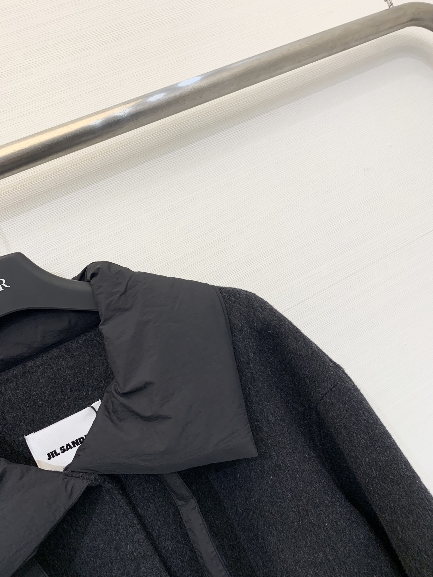 JILSANDER 25秋冬新款 🆕羽绒领拼接双面羊毛外套 50%填充的羽绒领拼接设计 飘带🉑收紧 背后