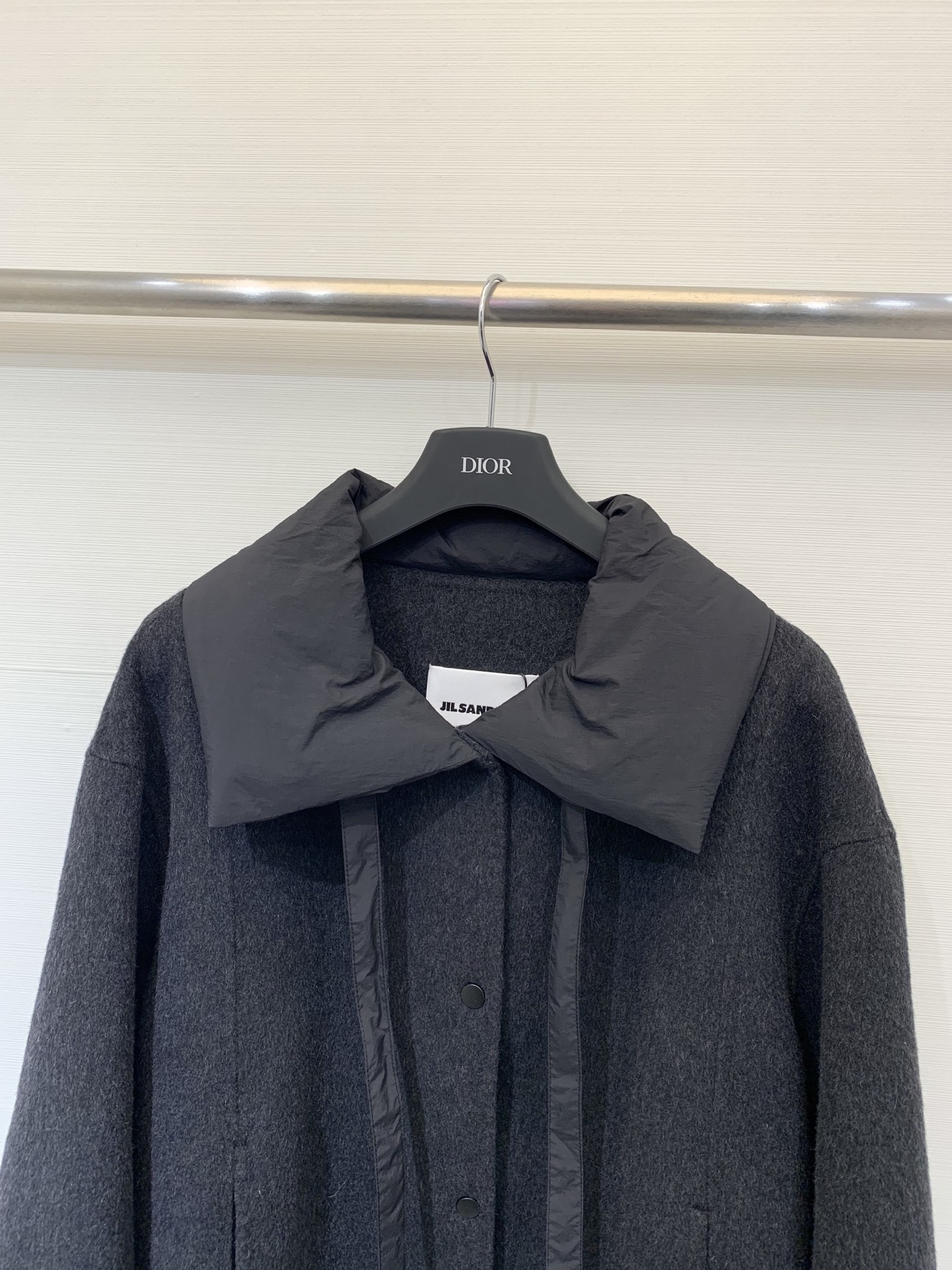 JILSANDER 25秋冬新款 🆕羽绒领拼接双面羊毛外套 50%填充的羽绒领拼接设计 飘带🉑收紧 背后
