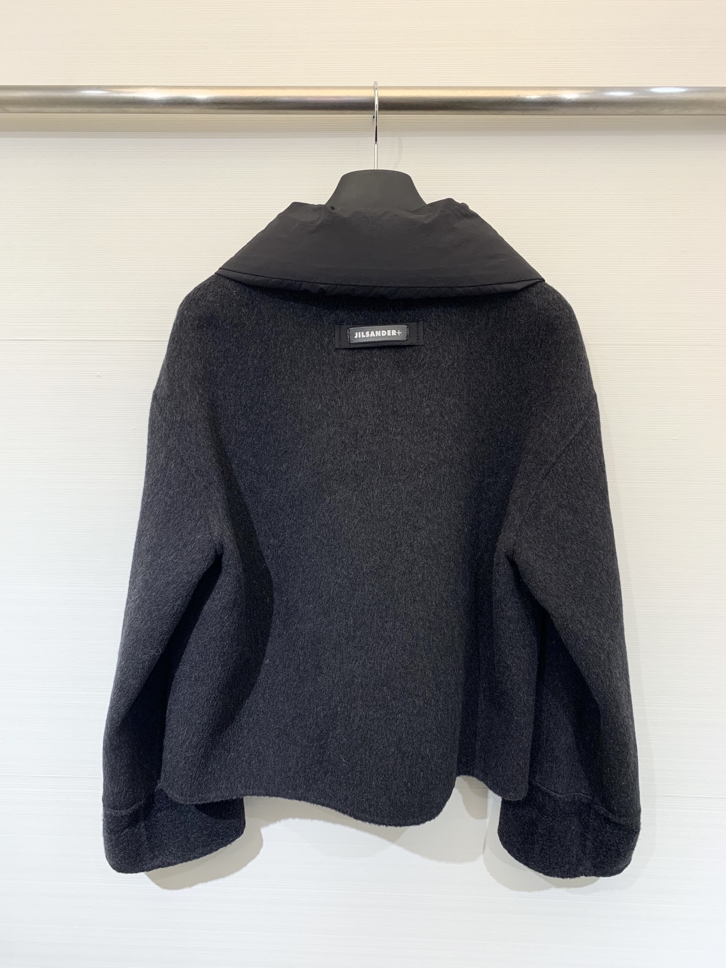 JILSANDER 25秋冬新款 🆕羽绒领拼接双面羊毛外套 50%填充的羽绒领拼接设计 飘带🉑收紧 背后