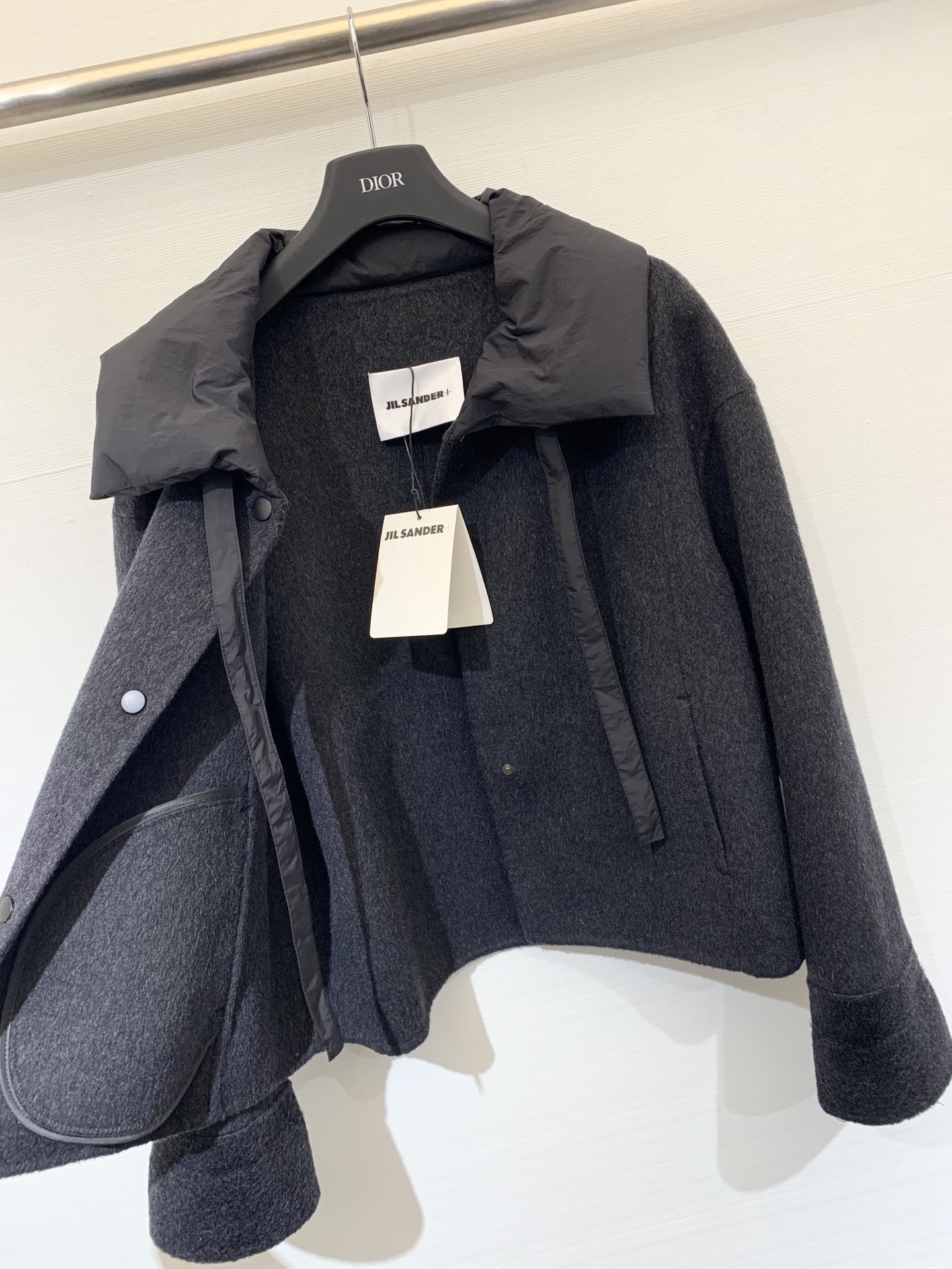 JILSANDER 25秋冬新款 🆕羽绒领拼接双面羊毛外套 50%填充的羽绒领拼接设计 飘带🉑收紧 背后