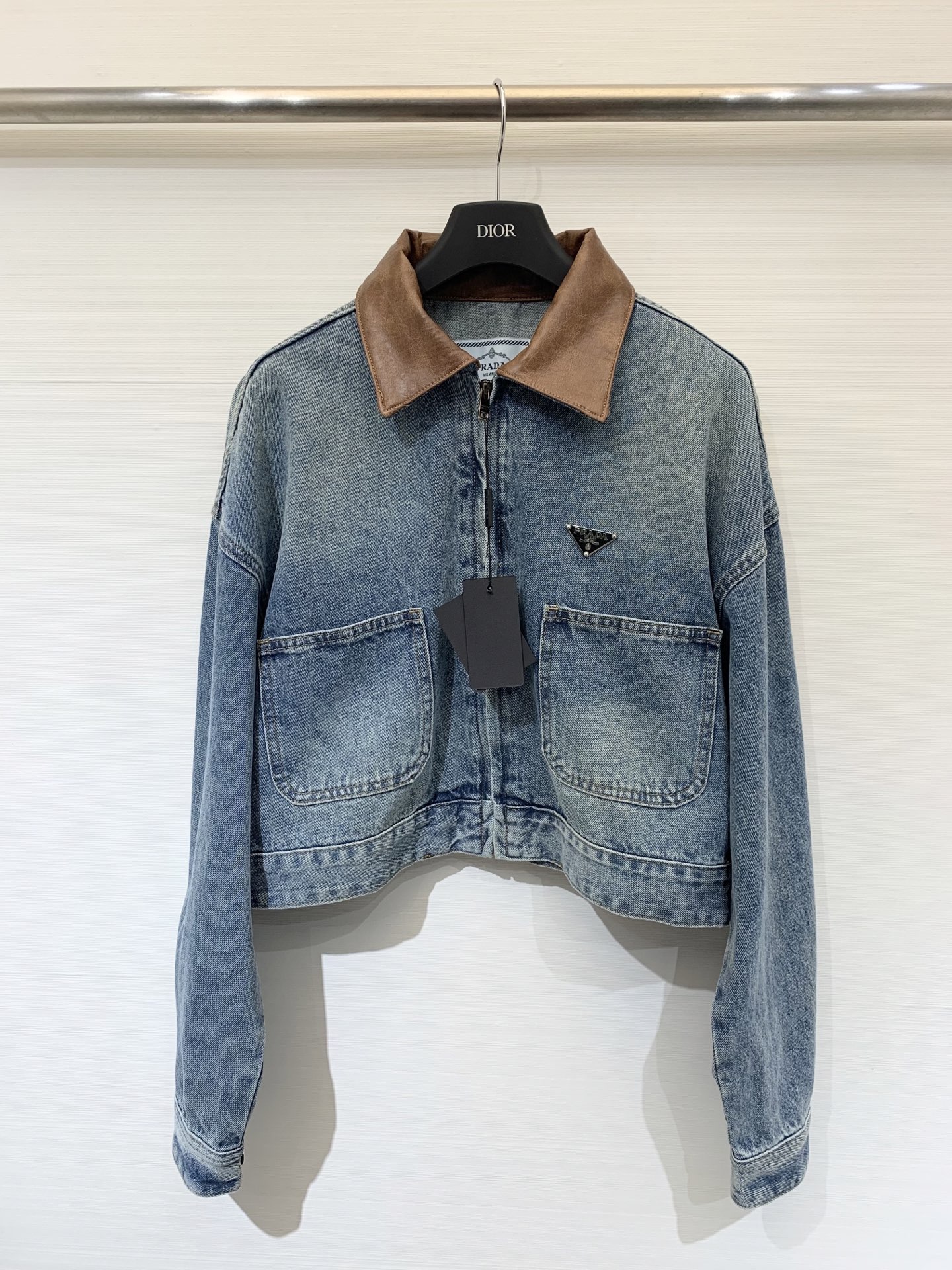 NO:488282,Prada 25 early autumn new style contrasting leather lapel denim jacket Ultra short denim jacket New favorites | Must-have for hot girls when they go out. This contrasting leather lapel super short denim jacket uses the rebellious 'short piece' to reconstruct the fashionable boundaries, allowing you to bring your own high-light filters in the crowd. Number sml, prada, jackets & coats, alexander wang19860909Prada 25早秋新款 撞色拼皮翻领牛仔外套 超短款牛仔外套 牛仔新宠 | 辣妹出街必备 这款撞色拼皮翻领超短款牛仔外套,用 「短一截」 的叛逆 重构时髦边界 让你在人群中自带高光滤镜 码数sml,,prada,jackets & coats,alexander wang,Women's clothing