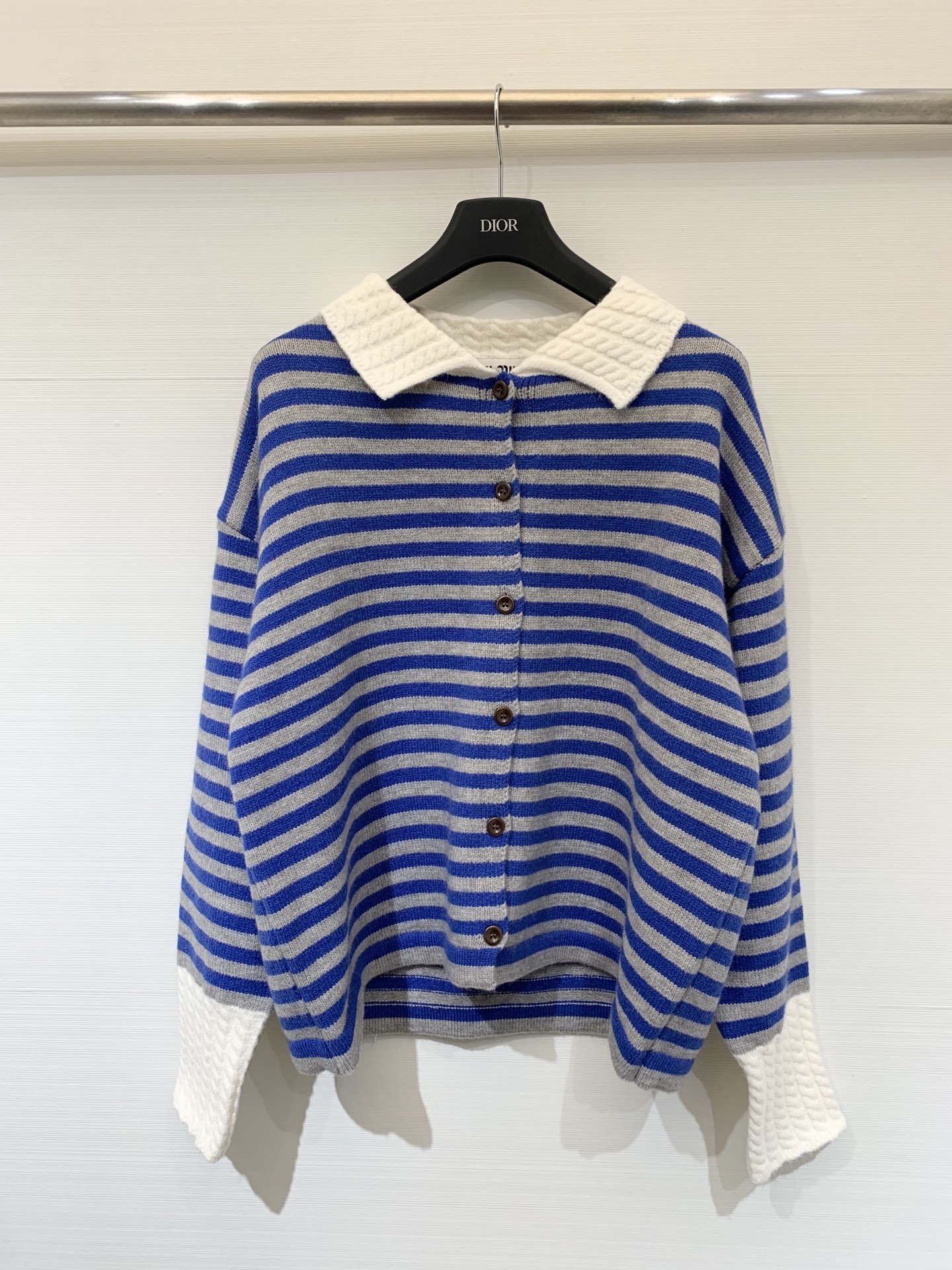 NO:488296,MIUMI* 25 early autumn new style color-blocking collar college style knitted cardigan loose style age-reducing casual LOGO embellishment behind high-end playful two-color sm, miumiu, alexander wang19860909MIUMI* 25早秋新款 拼色领学院风针织开衫 宽松版型减龄休闲 背后LOGO点缀高级俏皮 两色sm,,miumiu,alexander wang,Women's clothing