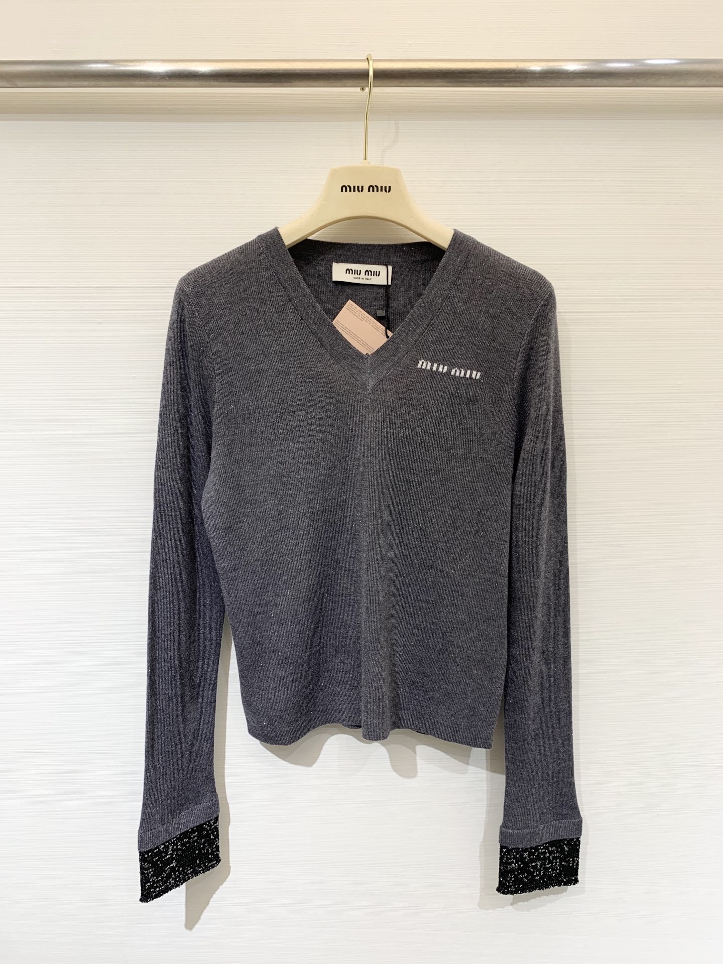 NO:488309,MIUMI* 25 autumn new V-neck knitted base shirt This base shirt ensures that the wool is warm and it is smooth and comfortable to wear in naked skin + ultra-fine wool, light and soft, warm and lightweight, wrapped. It uses 80 wool 20 imported bead yarn. Soft and glutinous fabric fits the skin, and is suitable for daily outings and dates. Simple letter logos are highlighted, and it can easily create a lazy and high-end feeling. One-click unlocks a sweet and cool relaxed atmosphere. Don’t miss out on fashionable sml, miumiu, alexander wang19860909MIUMI* 25秋季新款 V领针织打底衫 这款打底衫保证羊毛保暖的同时 裸肤穿也足够柔滑舒服＋超细绵羊毛 轻薄柔暖温暖 轻盈得包裹感 采用的是80羊毛20进口珠片纱 软糯面料贴合肌肤,日常出街、约会小聚都适配～简约字母标识点睛,轻松穿出慵懒高级感,一键解锁甜酷松弛氛围,时髦精别错过 两色sml,,miumiu,alexander wang,Women's clothing