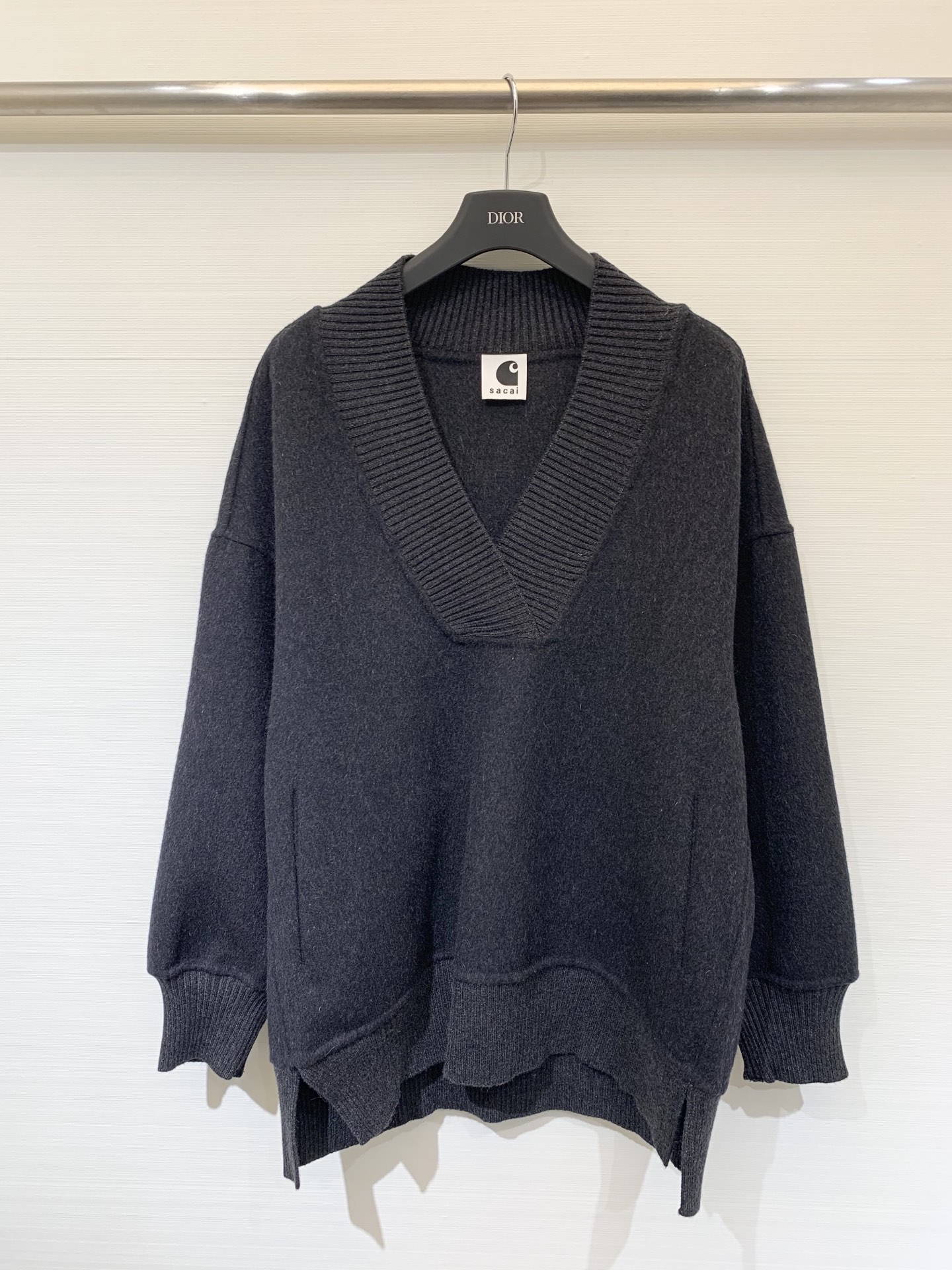 NO:488323,Sacai Slack and lazy outfit V-neck double-sided wool sweatshirts simple and high-end wool fabrics soft and delicate skin-friendly feel, warm and practical, lazy atmosphere full of two colors sm, hoodie, sweatshirts, alexander wang19860909Sacai 松弛慵懒感穿搭 V领双面羊毛呢卫衣 简简单单就很高级 采用羊毛面料 柔软细腻的亲肤感 保暖又实穿 慵懒氛围感拉满 两色sm,,hoodie,sweatshirts,alexander wang,Women's clothing