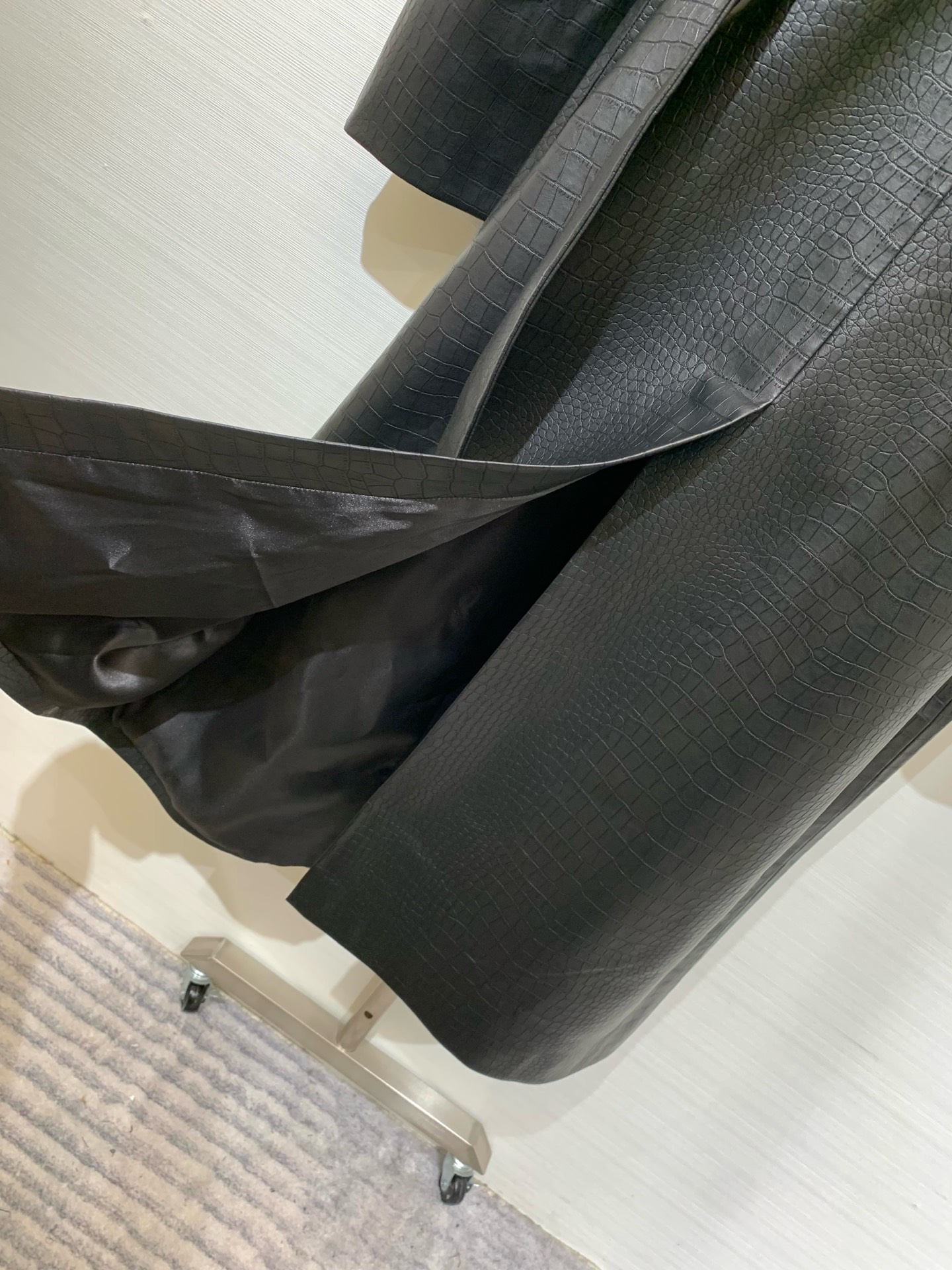 Acnestudios 25秋冬系列款 鳄鱼皮革腰带风衣外套 暗格纹老钱风 蛋白质软皮材质 质地柔软顺滑