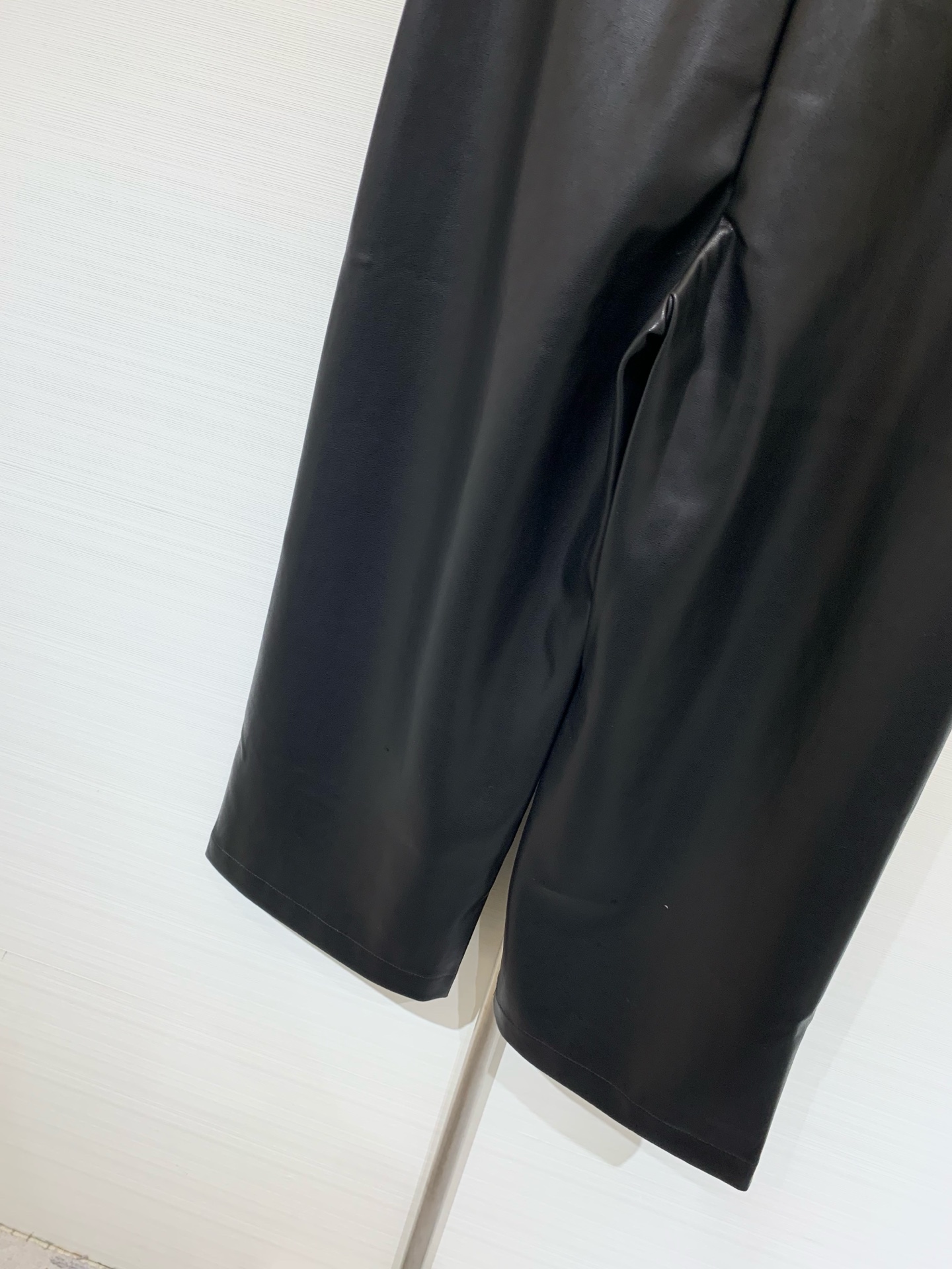 Acnestudios 25秋冬系列新品 复古摩登时髦九分裤 西服版型设计 蛋白质软皮材质 利落阔腿剪裁