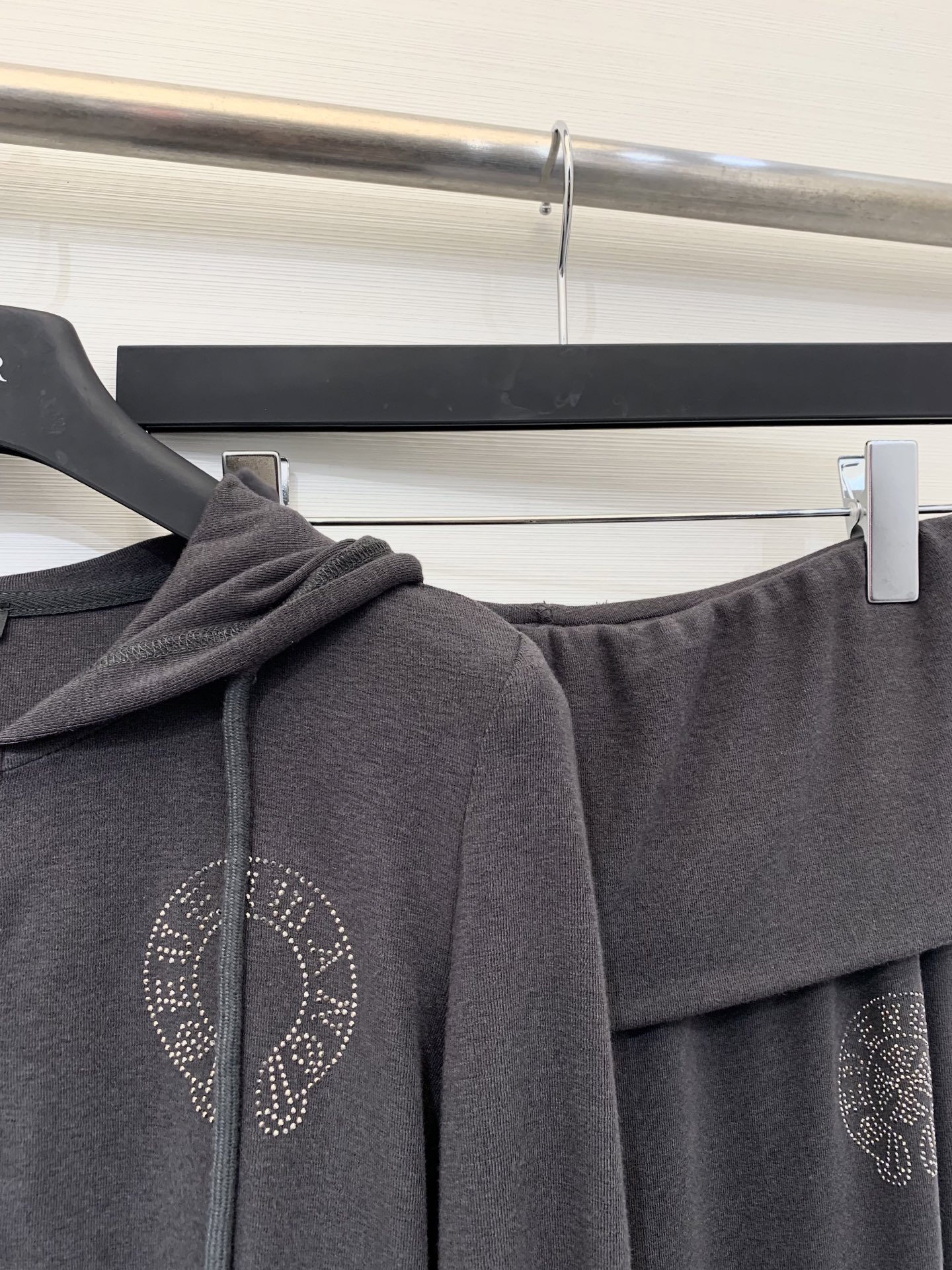 CH克罗心 25早秋新款 烫钻连帽休闲套装 极简主义风 搭配松紧腰长裤 立体剪裁版版型可甜可盐减龄少女风