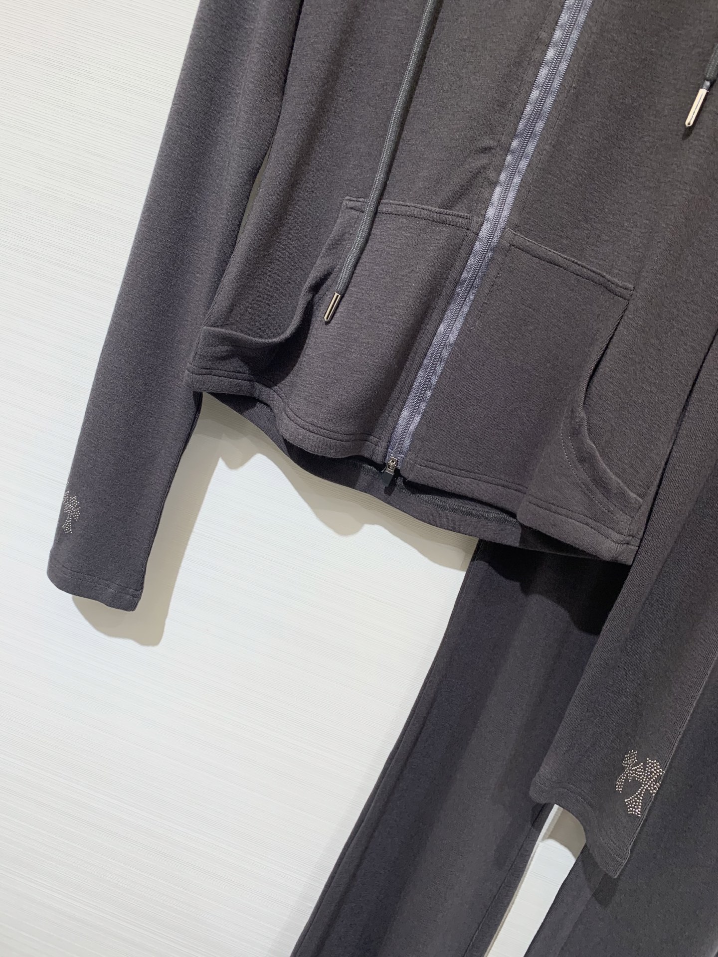 CH克罗心 25早秋新款 烫钻连帽休闲套装 极简主义风 搭配松紧腰长裤 立体剪裁版版型可甜可盐减龄少女风