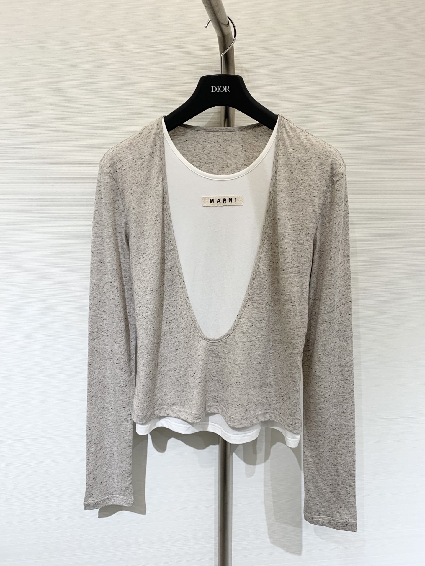 NO:494944,Marni 25 autumn and winter new style round neck splicing large U-neck short-sleeved T-shirt high-end old-fashioned color splicing fashionable style outfit fake two-piece style top body retro style sweet girl outfits low-key luxury letter logo on chest sweet and salty style versatile and not picky. The workmanship quality depends on details. Two-color SML, marni, T-shirt, tees, t-shirt, alexander wang19860909Marni 25秋冬新款 圆领拼接大领大U领短袖T恤 高级老钱风配色拼接 时髦风穿搭 假两件版型上身绝绝子 复古风甜妹穿搭 胸前字母Logo低调奢华 可甜可盐版型百搭不挑人 做工品质看细节 两色SML,,marni,T-shirt,tees，t-shirt,alexander wang,Women's clothing