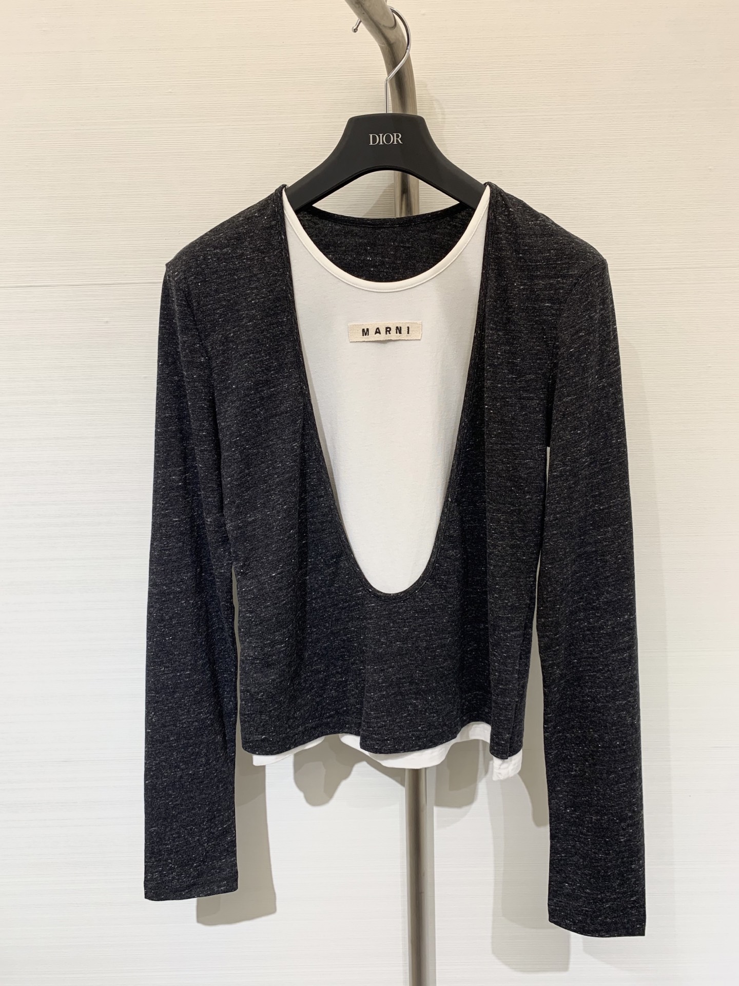 NO:489468,Marni 25 autumn and winter new style round neck splicing large U-neck short-sleeved T-shirt high-end old-fashioned color splicing fashionable style outfit fake two-piece style top body retro style sweet girl outfits low-key luxury letter logo on chest sweet and salty style versatile and not picky. The workmanship quality depends on details. Two-color SML, marni, T-shirt, tees, t-shirt, alexander wang19860909Marni 25秋冬新款 圆领拼接大领大U领短袖T恤 高级老钱风配色拼接 时髦风穿搭 假两件版型上身绝绝子 复古风甜妹穿搭 胸前字母Logo低调奢华 可甜可盐版型百搭不挑人 做工品质看细节 两色SML,,marni,T-shirt,tees，t-shirt,alexander wang,Women's clothing