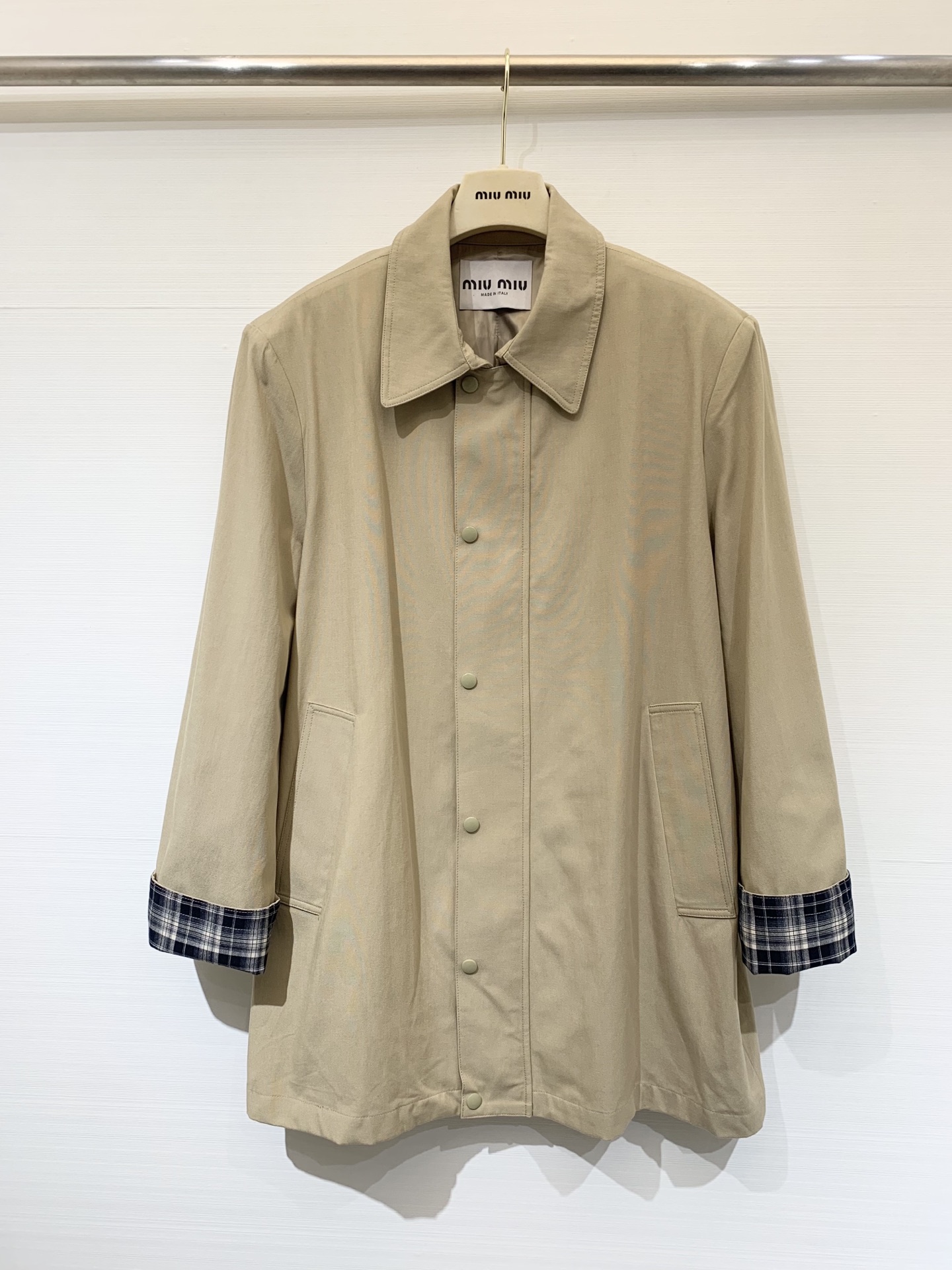MIUMI* 25秋冬新款 撞色格纹风衣外套 单排扣➕里衬设计 手袖采用今年MIU最新格纹配色元素撞色工