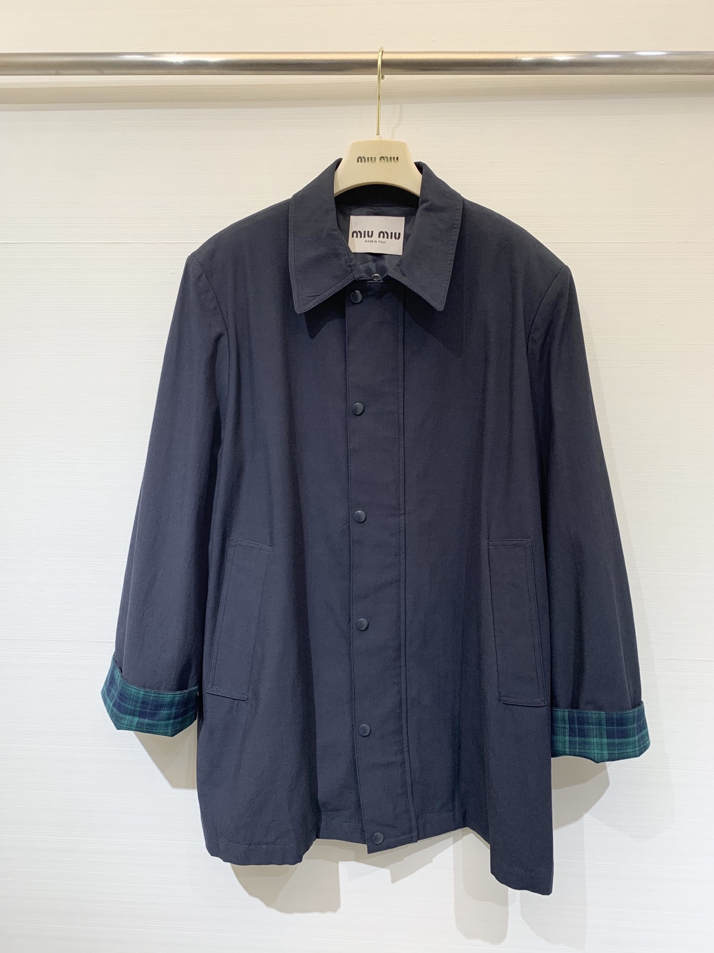 NO:489524,MIUMI* 25 autumn and winter new style contrasting plaid windbreaker jacket single-breasted lining design hand sleeves adopt this year's MIU's latest plaid color matching element contrasting technology. The shoulder pad design is very practical to modify the shoulder line. High-end and atmospheric. Two-color sm,,miumiu, jackets & coats,alexander wang19860909MIUMI* 25秋冬新款 撞色格纹风衣外套 单排扣里衬设计 手袖采用今年MIU最新格纹配色元素撞色工艺 垫肩设计非常实用修饰肩线 高级大气 两色sm,,miumiu,jackets & coats,alexander wang,Women's clothing