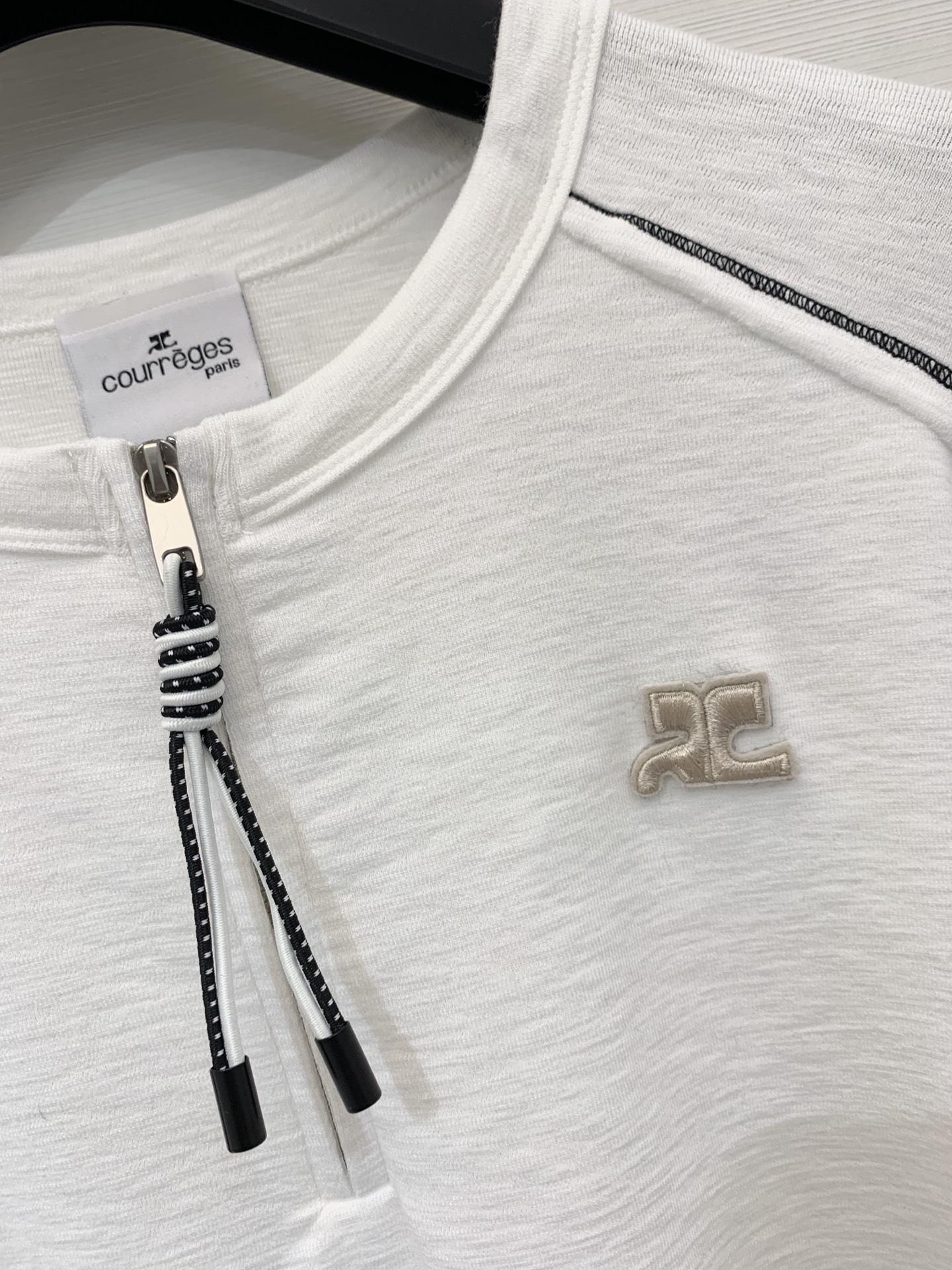 Courreges 25早秋新款 明线拼接半拉链长袖T恤 🉑当打底衫 早秋叠搭也很棒 经典简约单品 两色
