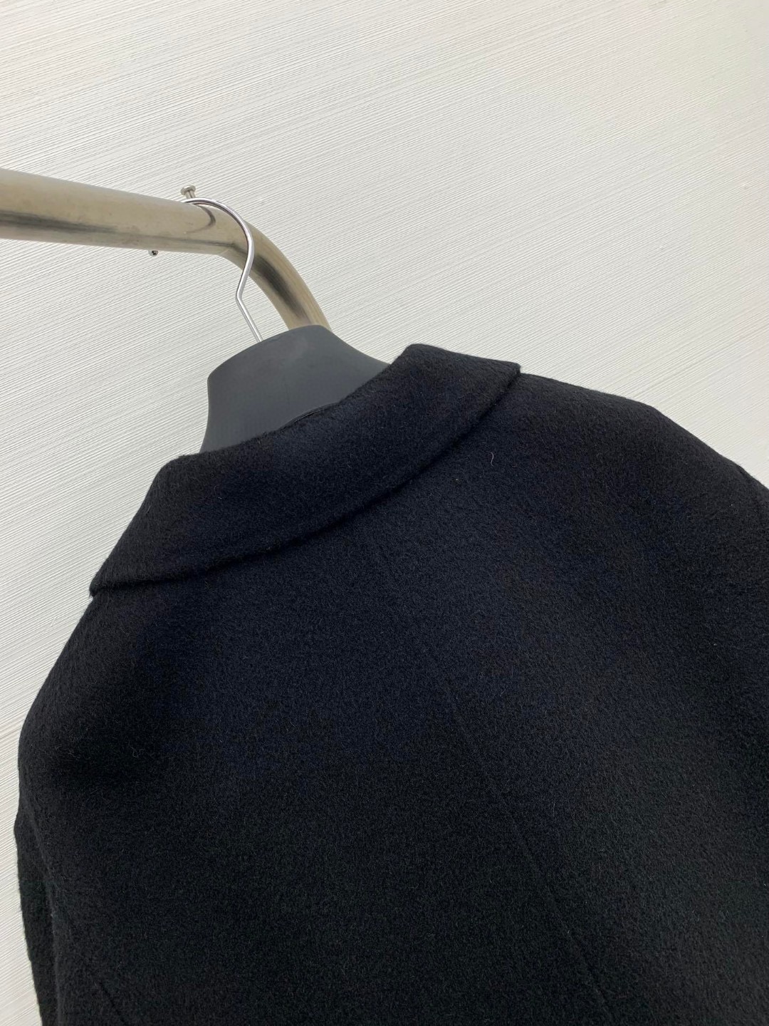 𝐌𝐌𝟔 2025 秋冬最新款 羊毛西装中长款外套，双排扣宽松版型，极简慵懒的上身效果，内里🉑自由叠穿，干