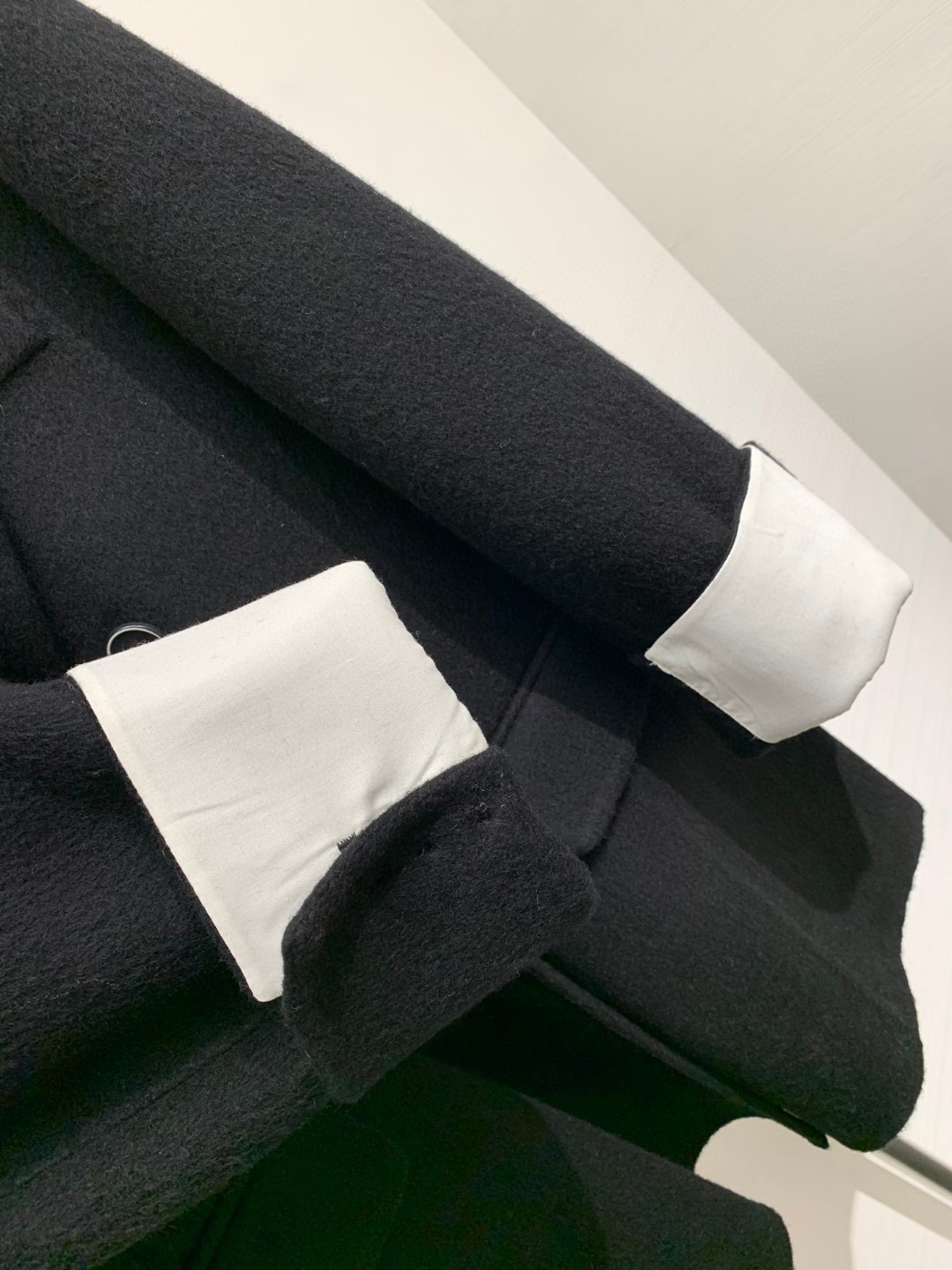 𝐌𝐌𝟔 2025 秋冬最新款 羊毛西装中长款外套，双排扣宽松版型，极简慵懒的上身效果，内里🉑自由叠穿，干