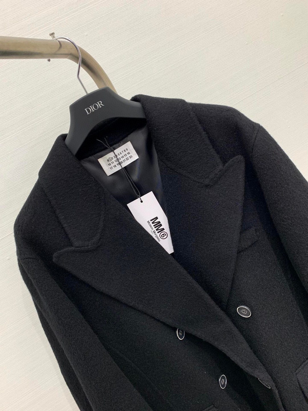 𝐌𝐌𝟔 2025 秋冬最新款 羊毛西装中长款外套，双排扣宽松版型，极简慵懒的上身效果，内里🉑自由叠穿，干