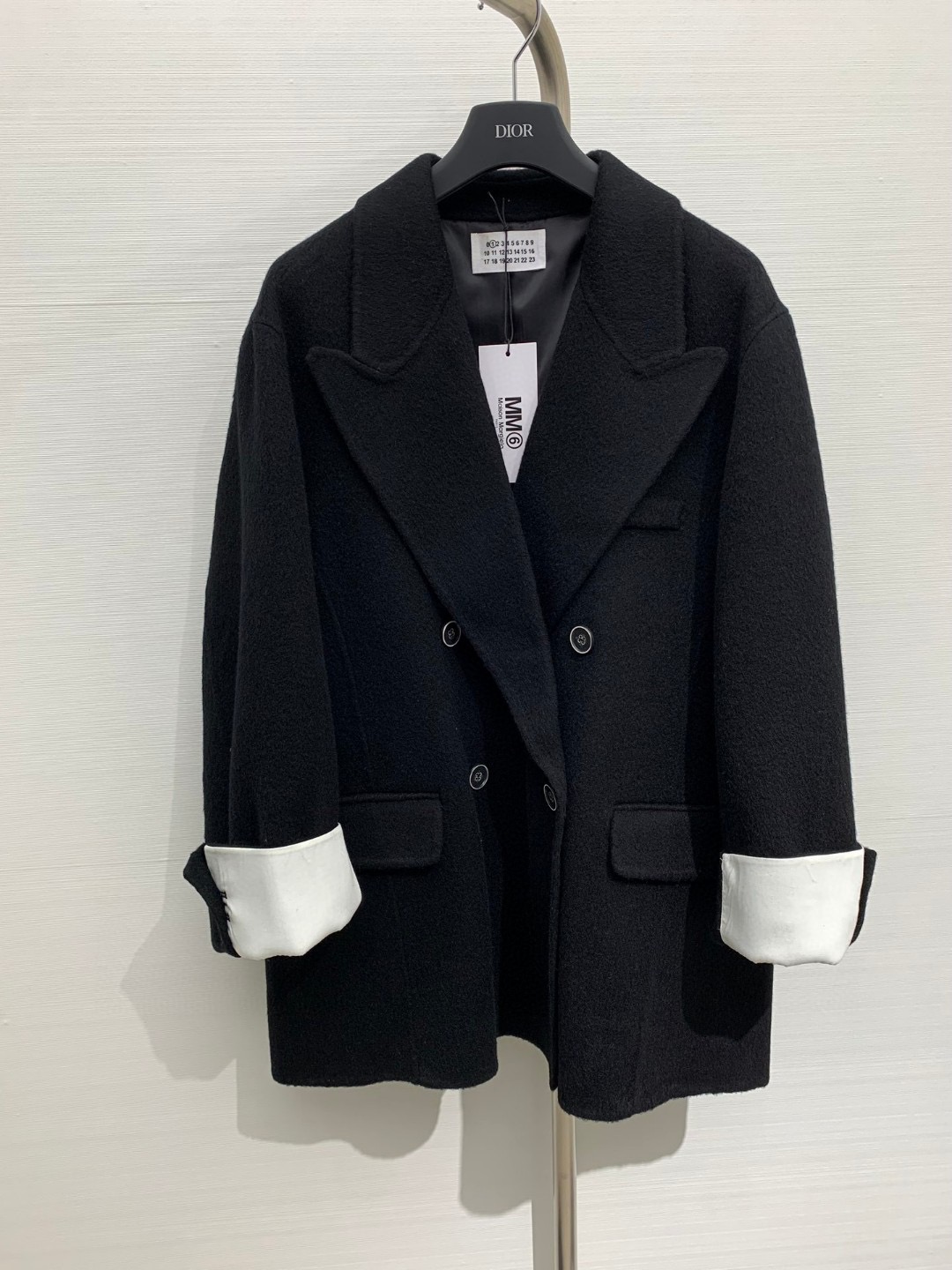 NO:489537,With dust bag, the latest style of autumn and winter, wool suit mid-length jacket, double-breasted loose style, minimalist and lazy upper body effect, free layering of the inner body, capable and casual, half-layer lining inside, making the upper body more comfortable Black dark gray Size number, Jackets & coats, business suit, alexander wang19860909配防尘袋 秋冬最新款 羊毛西装中长款外套,双排扣宽松版型,极简慵懒的上身效果,内里自由叠穿,干练率性,内里做了半层里布,使得上身更舒适 黑色 暗灰 码数,,jackets & coats,business suit,alexander wang,Women's clothing