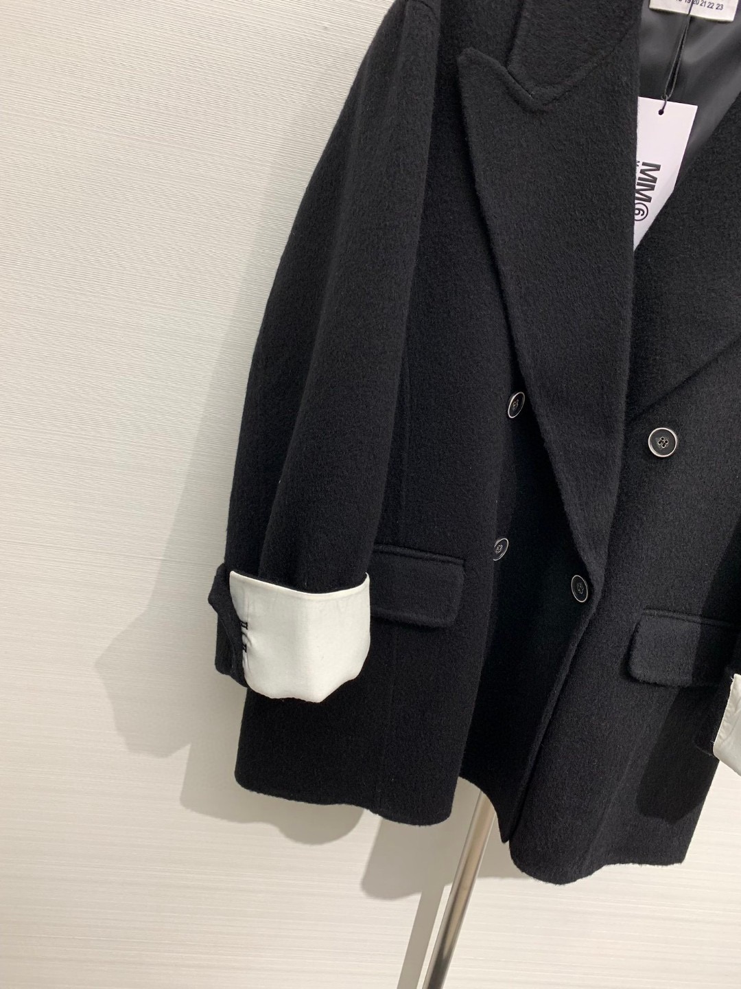 𝐌𝐌𝟔 2025 秋冬最新款 羊毛西装中长款外套，双排扣宽松版型，极简慵懒的上身效果，内里🉑自由叠穿，干