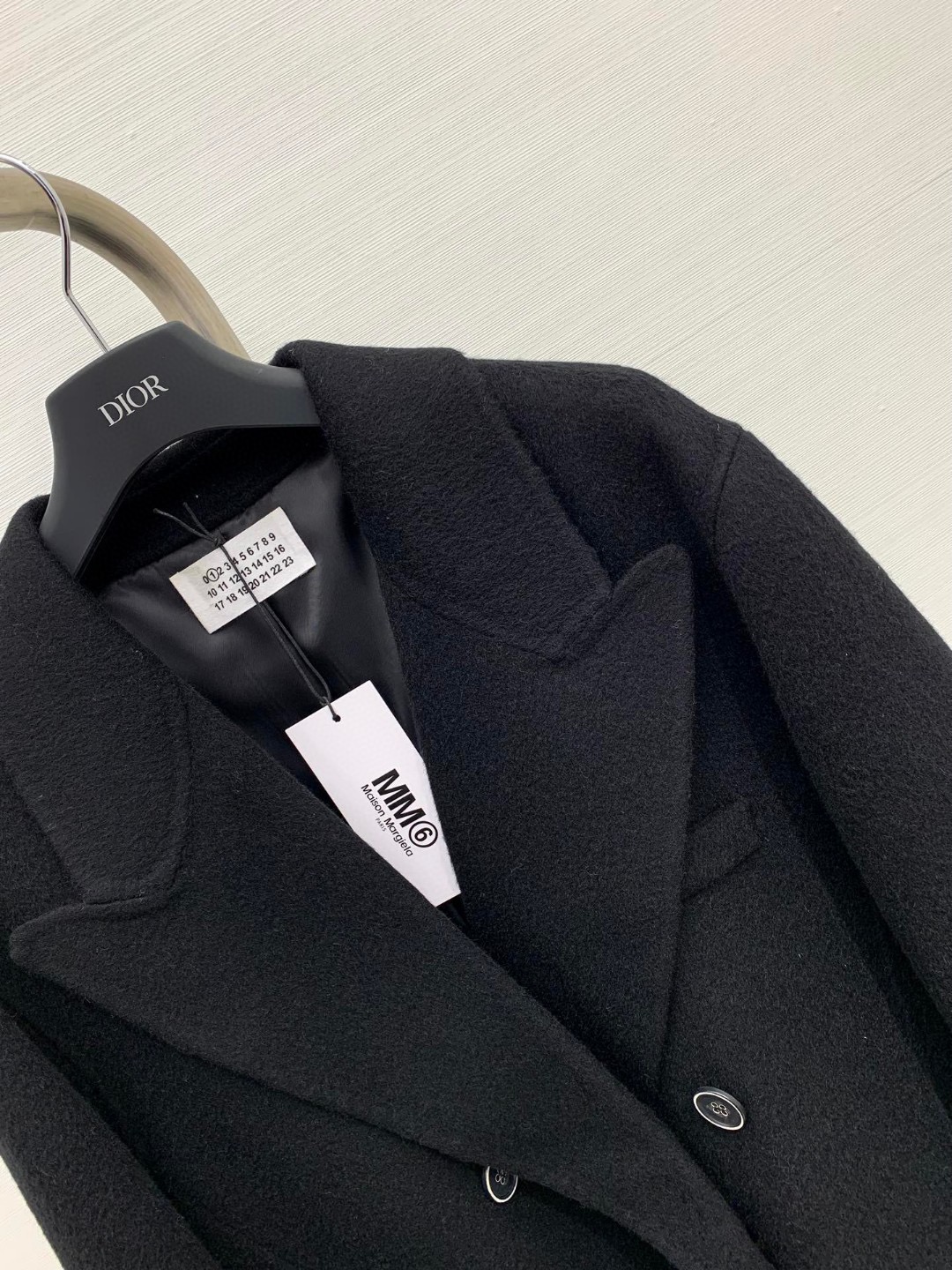 𝐌𝐌𝟔 2025 秋冬最新款 羊毛西装中长款外套，双排扣宽松版型，极简慵懒的上身效果，内里🉑自由叠穿，干