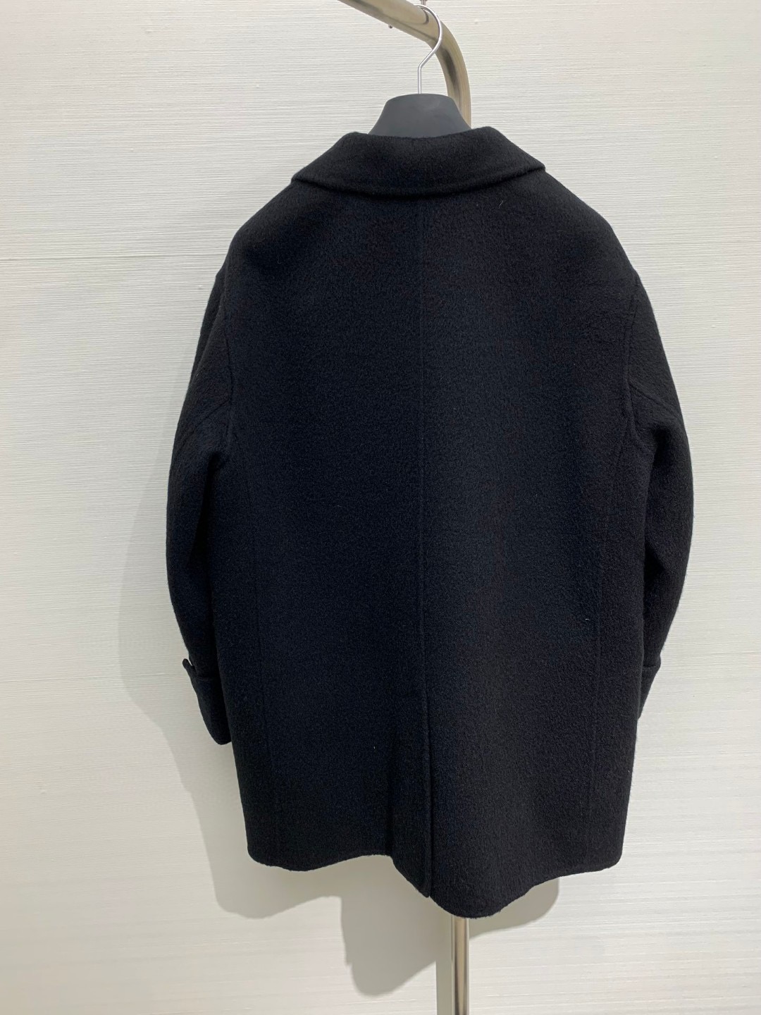 𝐌𝐌𝟔 2025 秋冬最新款 羊毛西装中长款外套，双排扣宽松版型，极简慵懒的上身效果，内里🉑自由叠穿，干