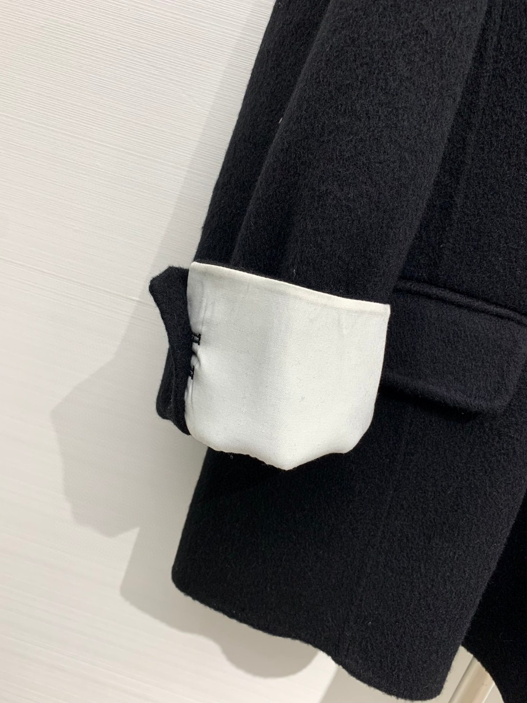 𝐌𝐌𝟔 2025 秋冬最新款 羊毛西装中长款外套，双排扣宽松版型，极简慵懒的上身效果，内里🉑自由叠穿，干