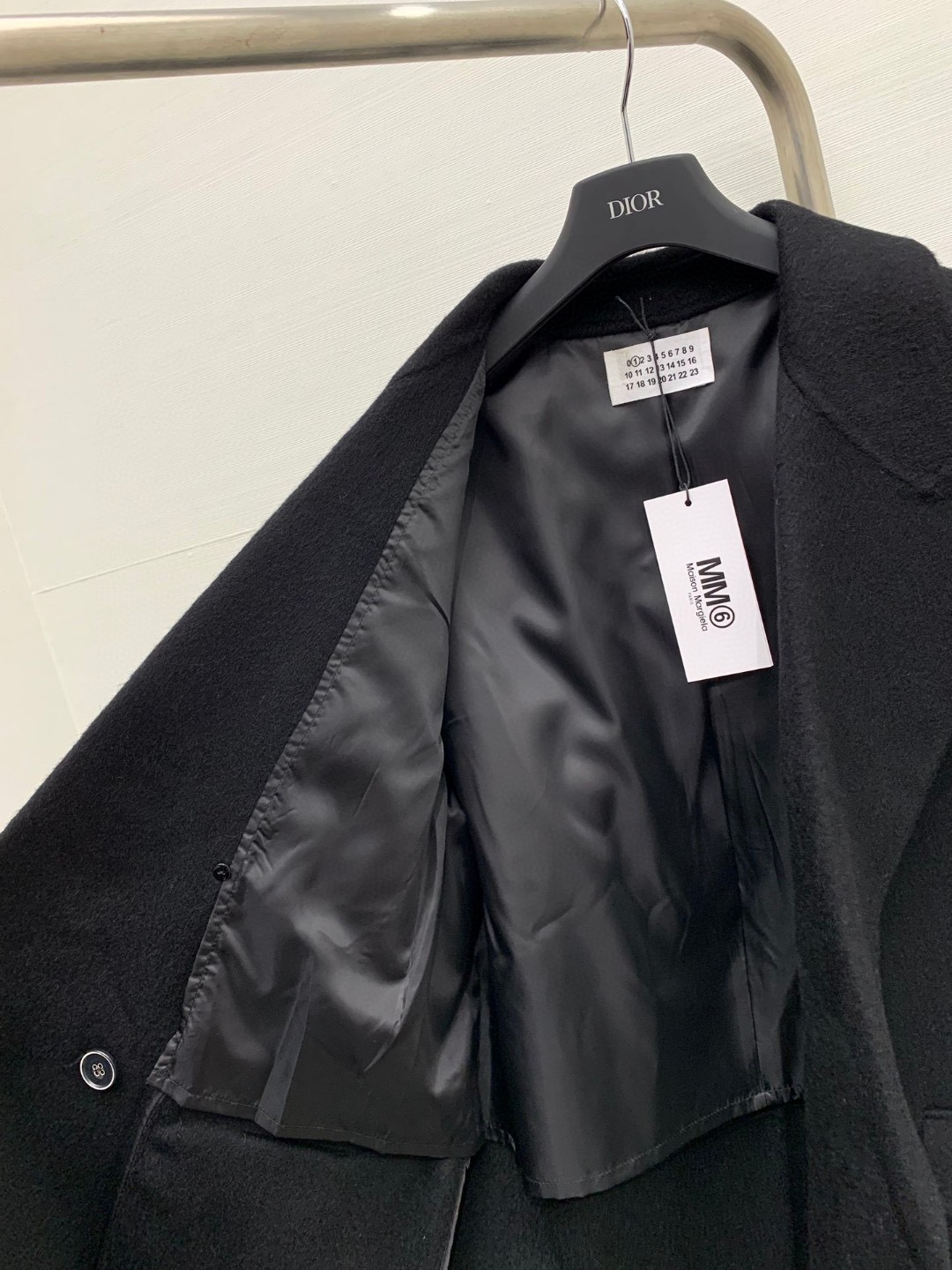 𝐌𝐌𝟔 2025 秋冬最新款 羊毛西装中长款外套，双排扣宽松版型，极简慵懒的上身效果，内里🉑自由叠穿，干