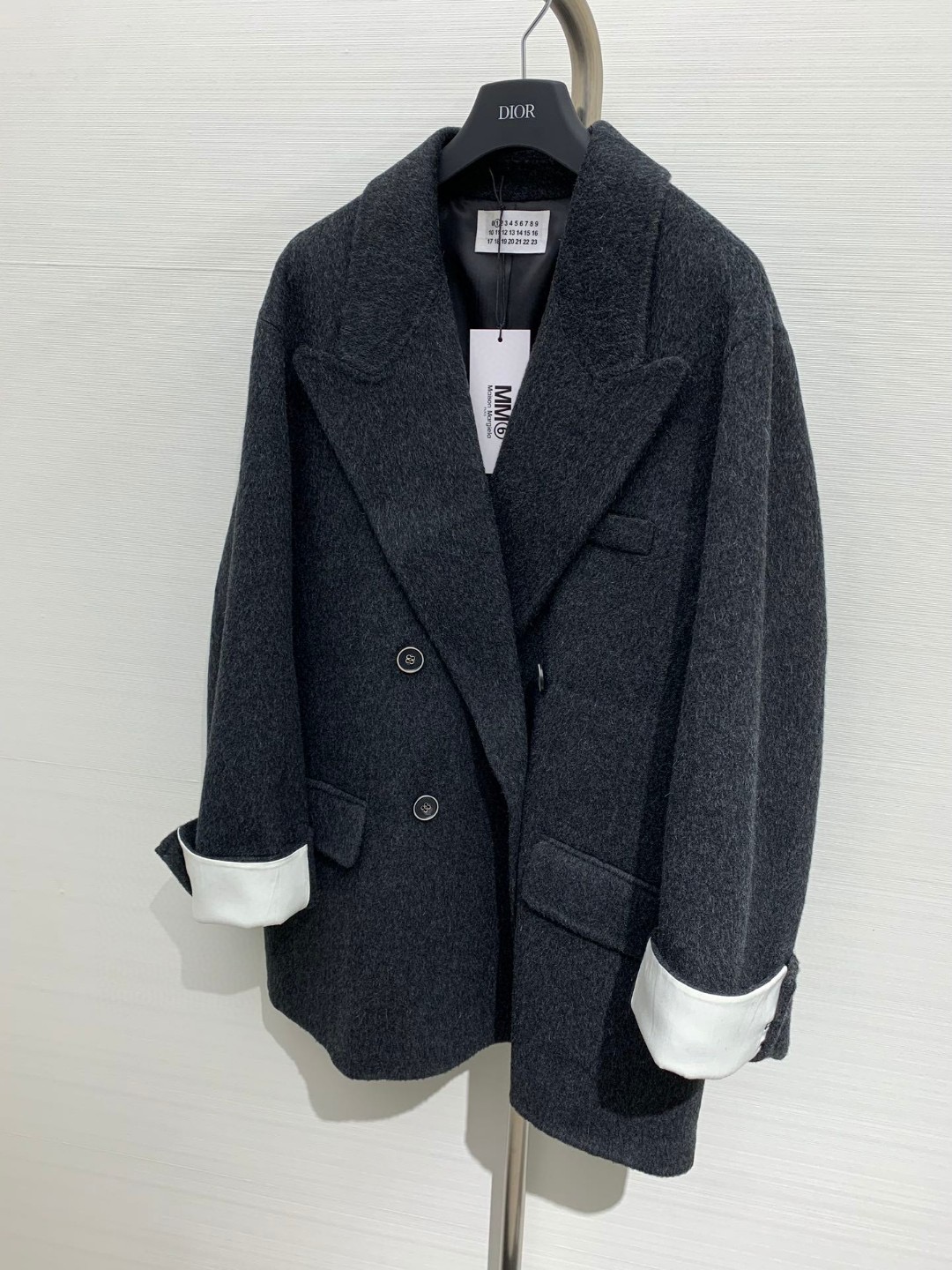 NO:489550,With dust bag, the latest style of autumn and winter, wool suit mid-length jacket, double-breasted loose style, minimalist and lazy upper body effect, free layering of the inner body, capable and casual, half-layer lining inside, making the upper body more comfortable Black dark gray Size number, Jackets & coats, business suit, alexander wang19860909配防尘袋 秋冬最新款 羊毛西装中长款外套,双排扣宽松版型,极简慵懒的上身效果,内里自由叠穿,干练率性,内里做了半层里布,使得上身更舒适 黑色 暗灰 码数,,jackets & coats,business suit,alexander wang,Women's clothing