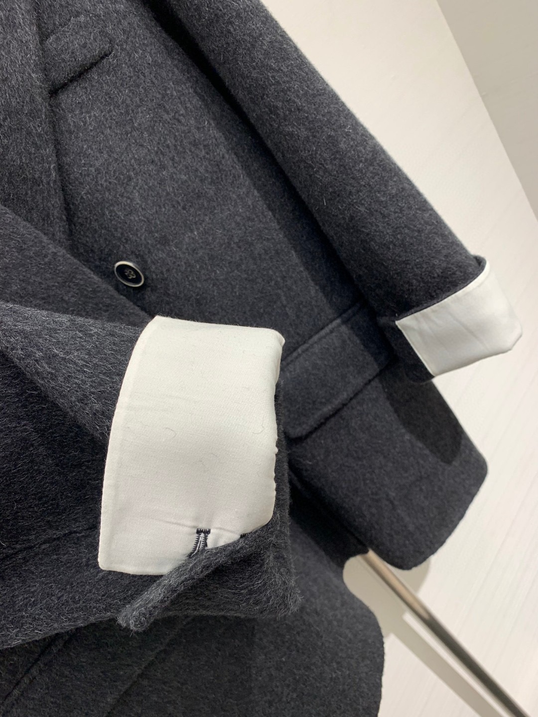 𝐌𝐌𝟔 2025 秋冬最新款 羊毛西装中长款外套，双排扣宽松版型，极简慵懒的上身效果，内里🉑自由叠穿，干