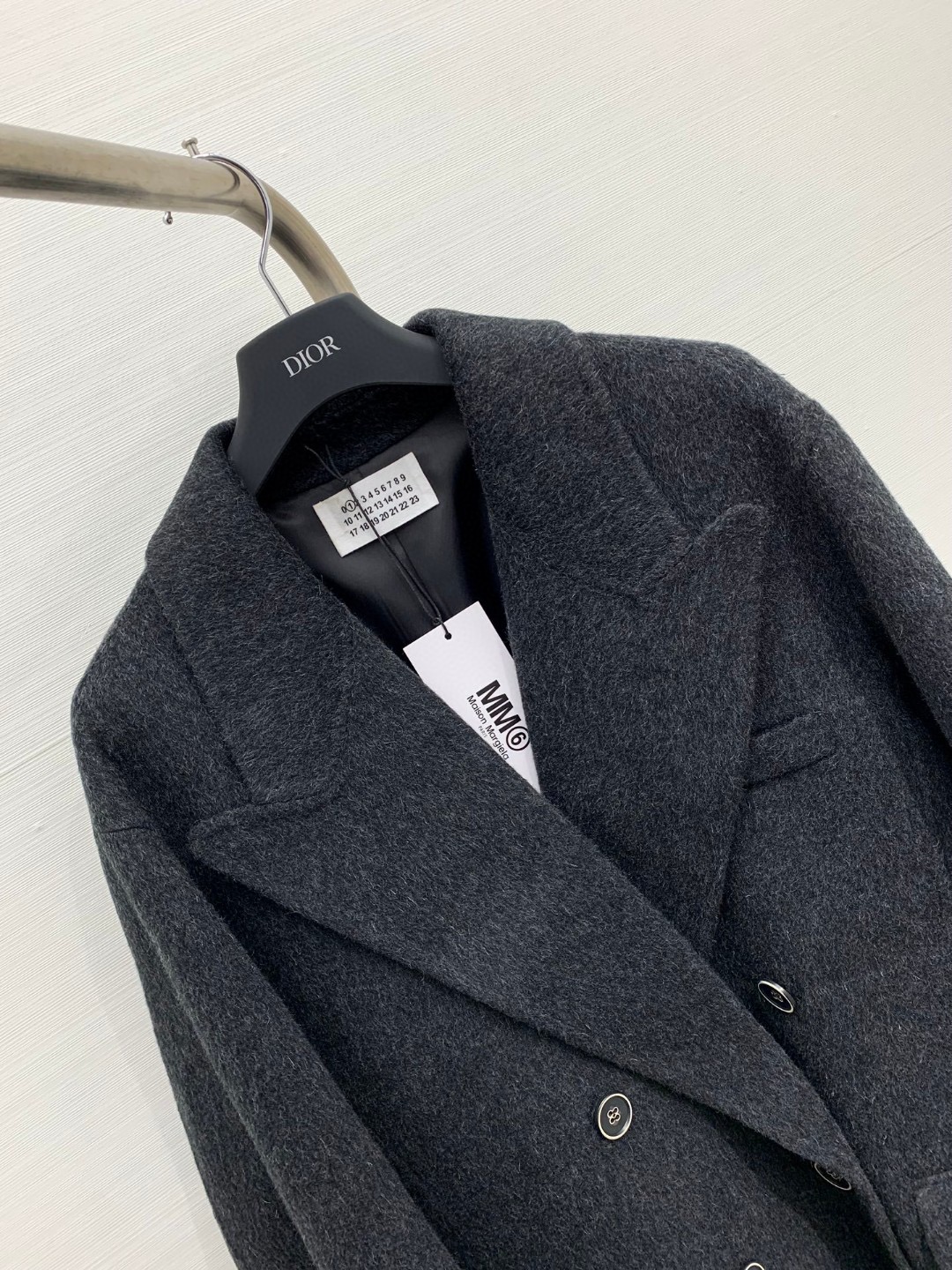 𝐌𝐌𝟔 2025 秋冬最新款 羊毛西装中长款外套，双排扣宽松版型，极简慵懒的上身效果，内里🉑自由叠穿，干
