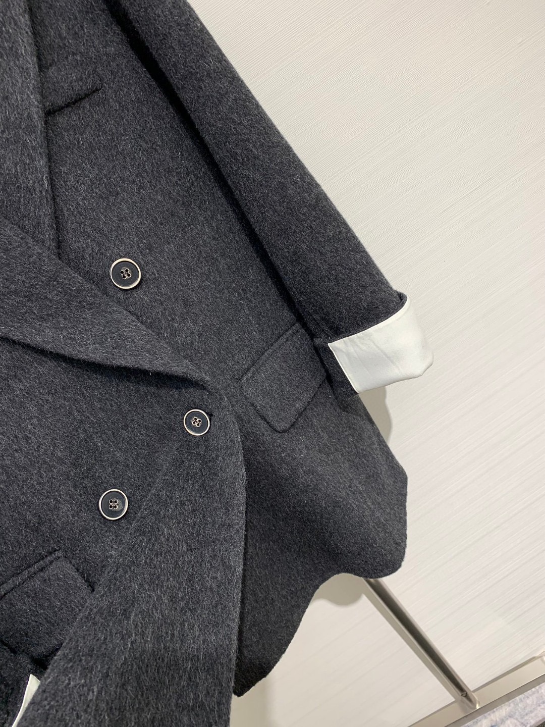 𝐌𝐌𝟔 2025 秋冬最新款 羊毛西装中长款外套，双排扣宽松版型，极简慵懒的上身效果，内里🉑自由叠穿，干