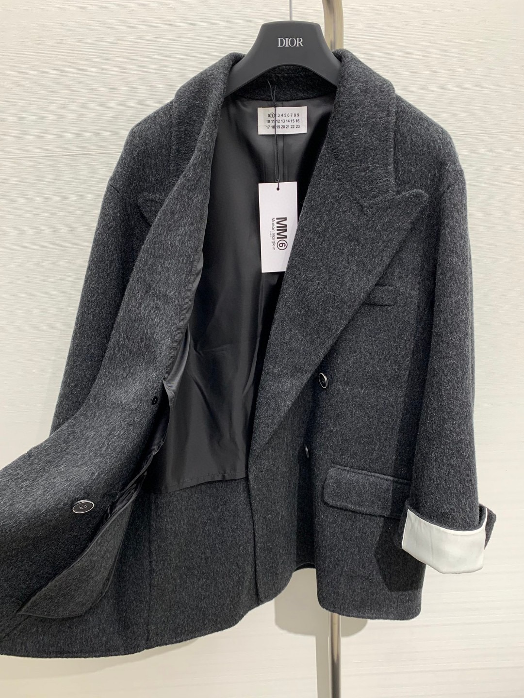 𝐌𝐌𝟔 2025 秋冬最新款 羊毛西装中长款外套，双排扣宽松版型，极简慵懒的上身效果，内里🉑自由叠穿，干