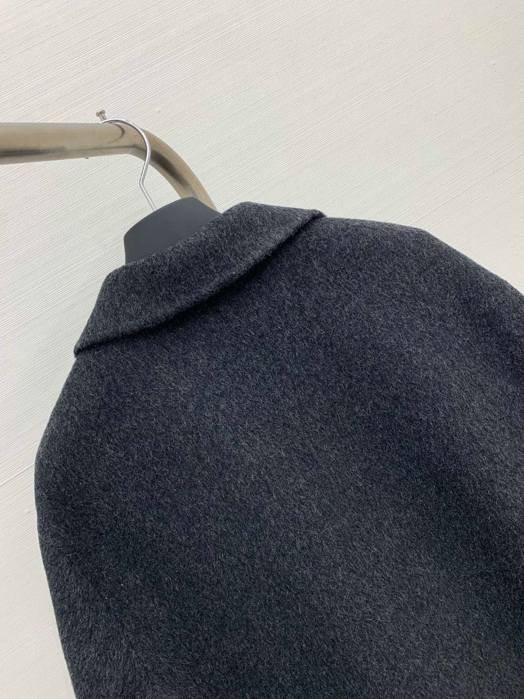 𝐌𝐌𝟔 2025 秋冬最新款 羊毛西装中长款外套，双排扣宽松版型，极简慵懒的上身效果，内里🉑自由叠穿，干