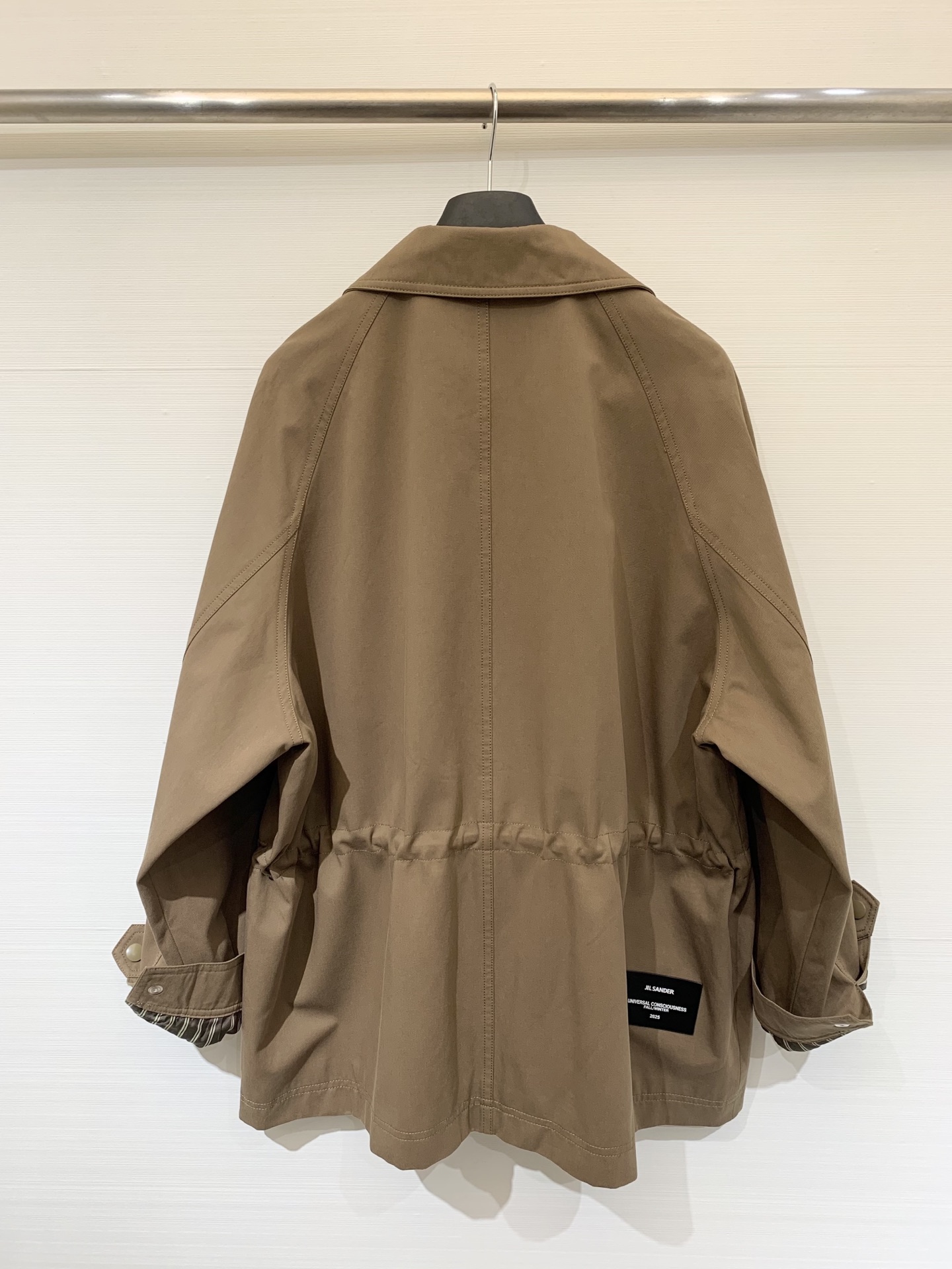 JILSANDER 25秋季新款 收腰风衣外套 实用又时髦的穿搭选择 后背下摆皮牌logo点缀 偏中长款