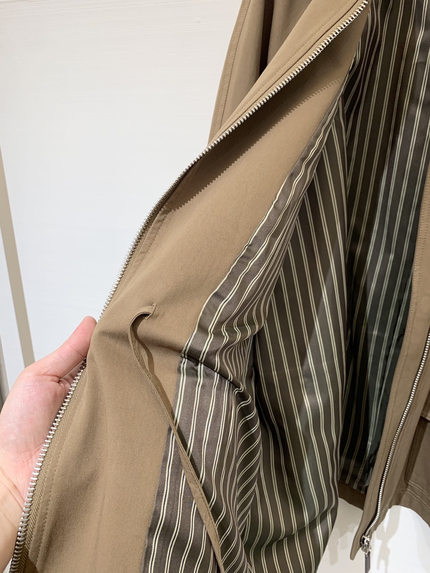 JILSANDER 25秋季新款 收腰风衣外套 实用又时髦的穿搭选择 后背下摆皮牌logo点缀 偏中长款