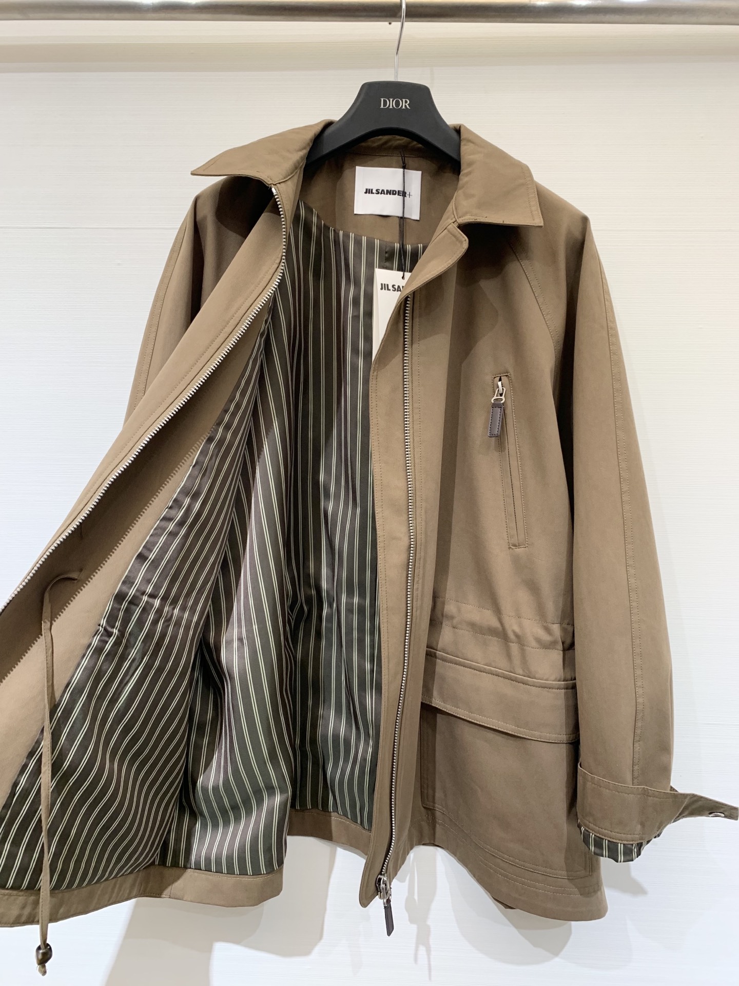 JILSANDER 25秋季新款 收腰风衣外套 实用又时髦的穿搭选择 后背下摆皮牌logo点缀 偏中长款