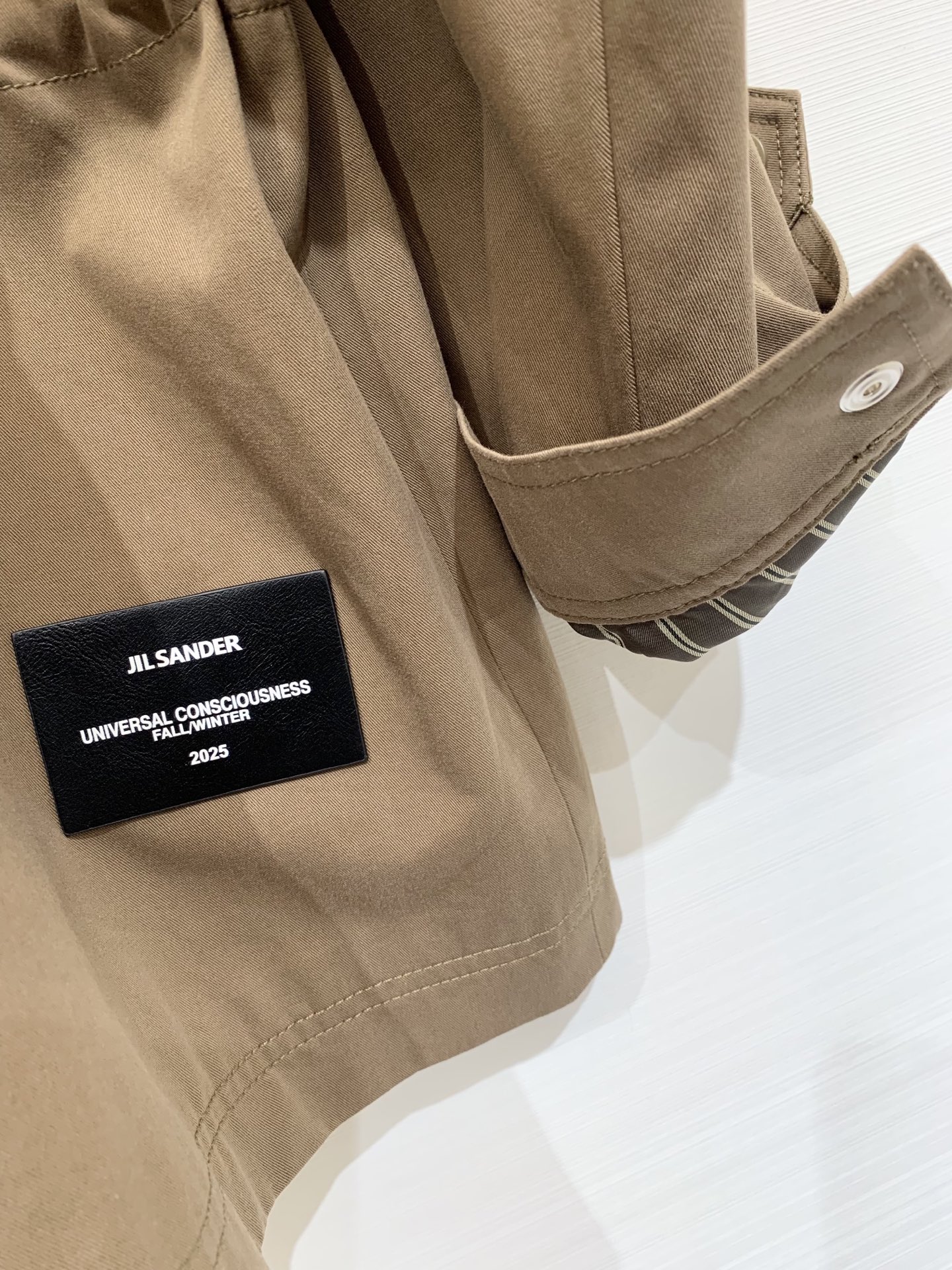 JILSANDER 25秋季新款 收腰风衣外套 实用又时髦的穿搭选择 后背下摆皮牌logo点缀 偏中长款