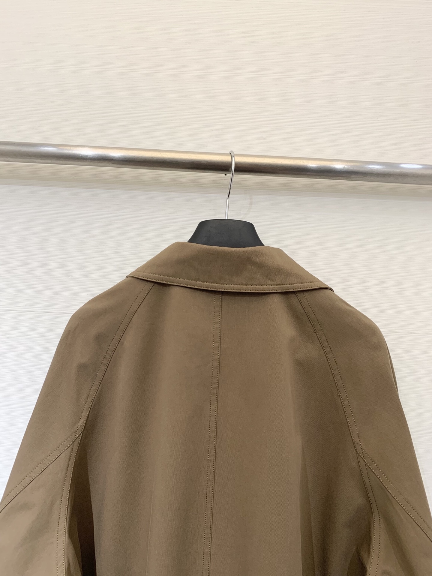 JILSANDER 25秋季新款 收腰风衣外套 实用又时髦的穿搭选择 后背下摆皮牌logo点缀 偏中长款