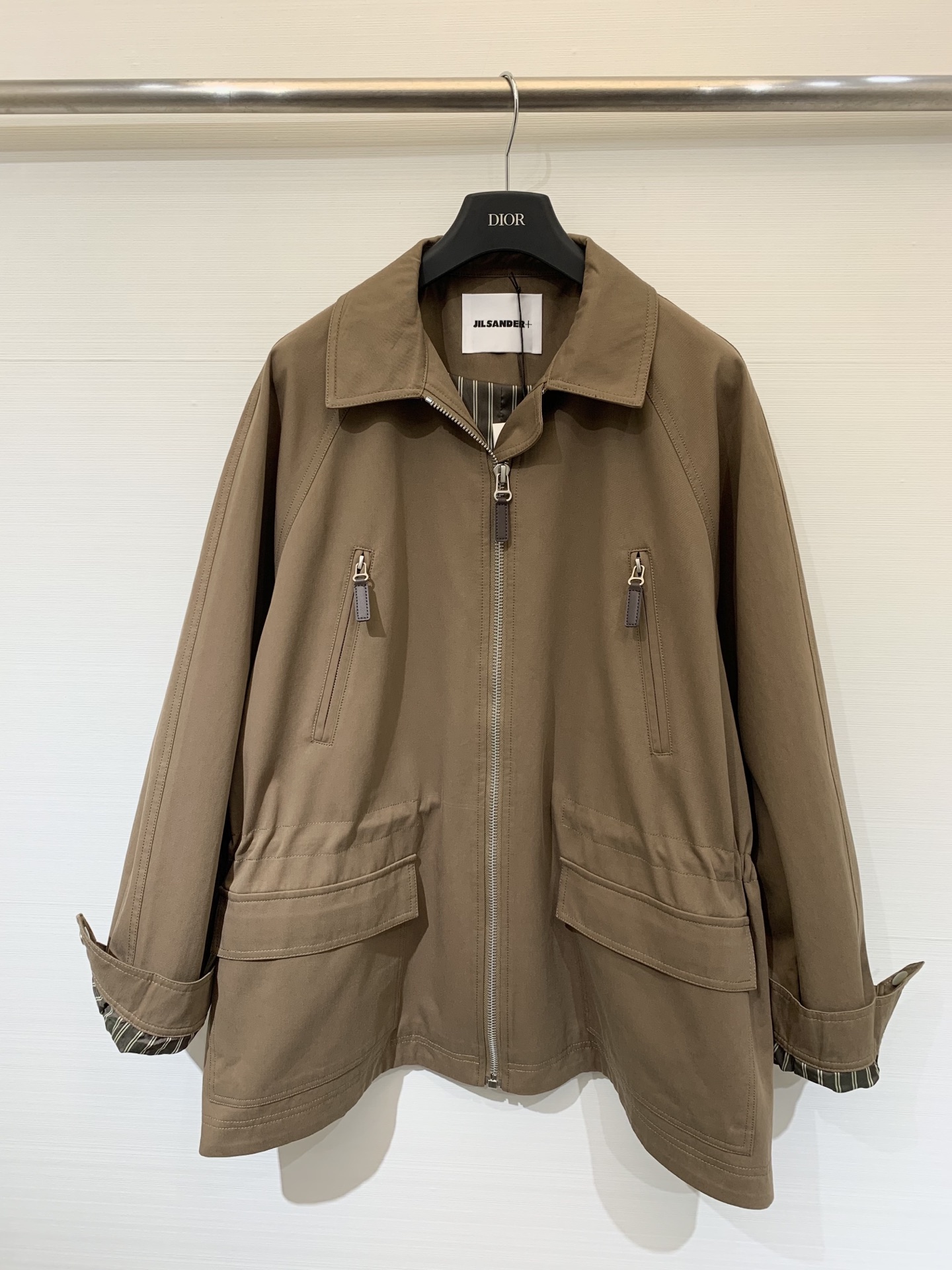 NO:489562,JILSANDER 25 autumn new style, waist-closing windbreaker jacket, practical and fashionable outfit choice, leather card logo embellishment on the back hem, medium-length style is well inclusive, windproof and warm, loose and comfortable, more relaxed and casual, waist-closing drawstring creates a variety of styles, zippered pockets and large pockets of the body increase the layering of details, whether it is matched with a skirt or a trouser, it is easy to control. Size sml, jil sander, skirts, jackets & coats, alexander wang19860909JILSANDER 25秋季新款 收腰风衣外套 实用又时髦的穿搭选择 后背下摆皮牌logo点缀 偏中长款版型包容性好 防风保暖 宽松舒适更显松弛随意 收腰抽绳打造多种穿搭风格 衣身的拉链口袋和大口袋增加细节层次感 不管是搭配半身裙还是长裤都敲好驾驭 码数sml,,jil sander,skirts,jackets & coats,alexander wang,Women's clothing