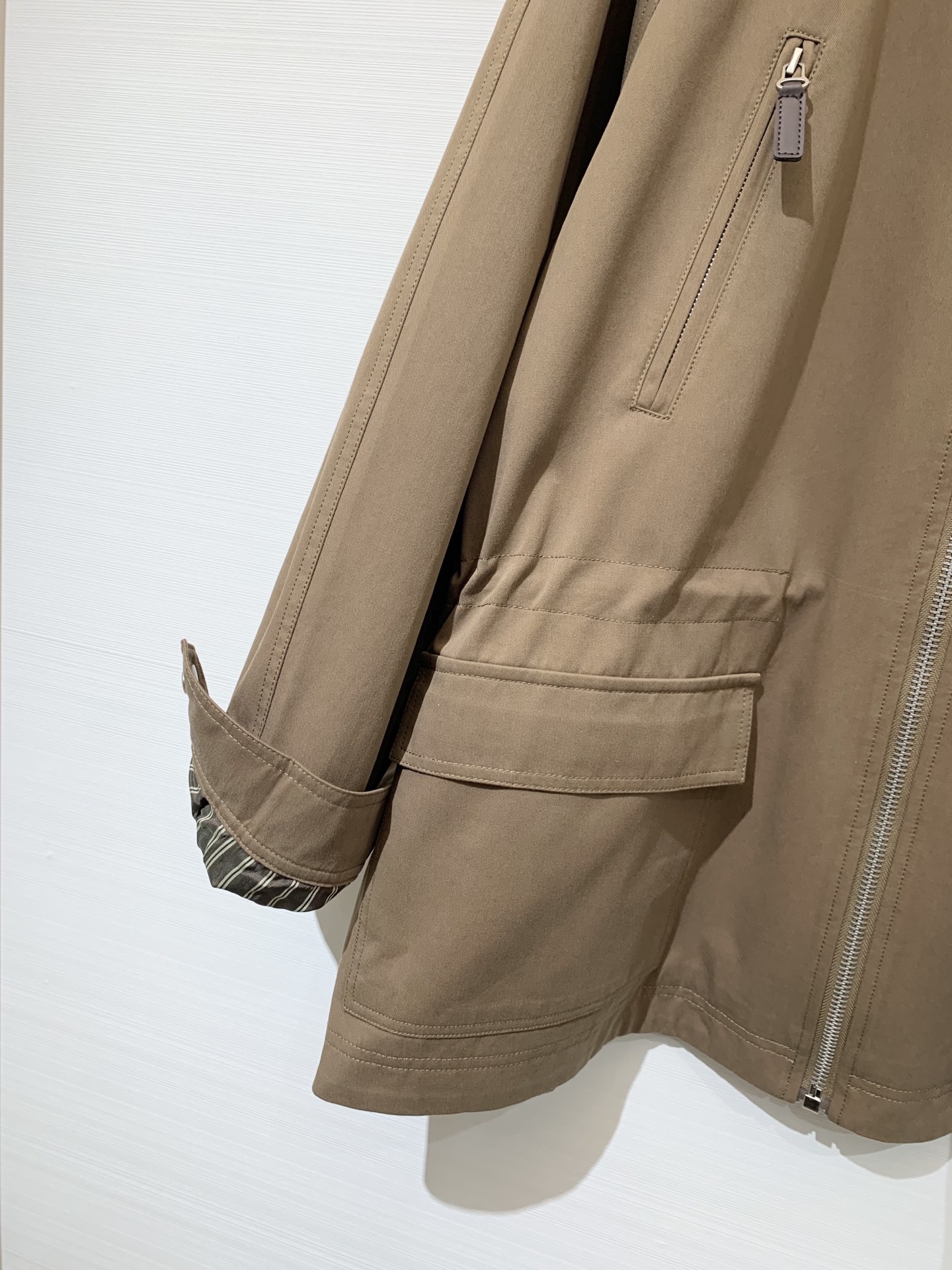 JILSANDER 25秋季新款 收腰风衣外套 实用又时髦的穿搭选择 后背下摆皮牌logo点缀 偏中长款