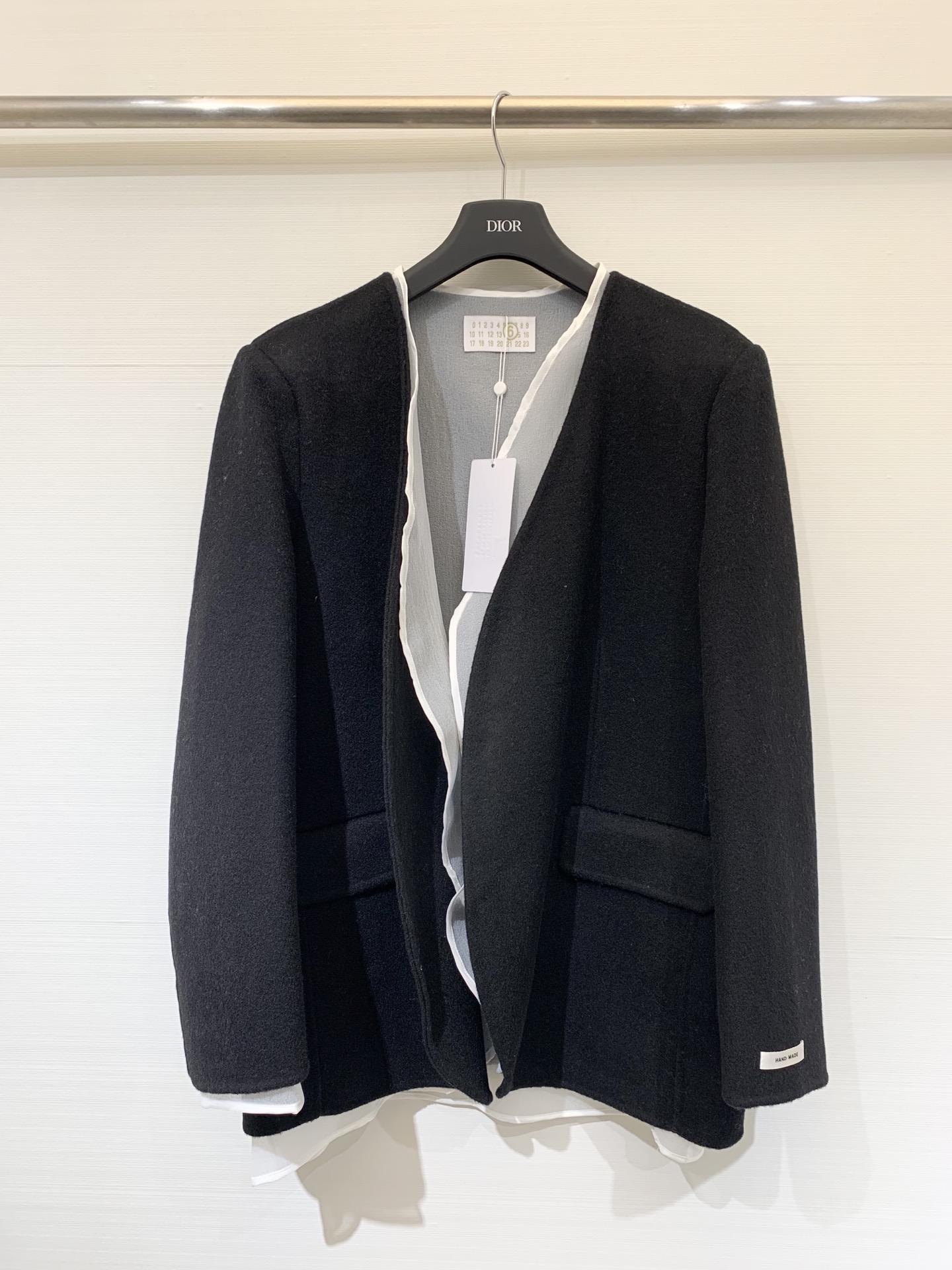 NO:489514,MM6 25 autumn and winter new style, two-piece double-sided cashmere collarless jacket, 10 cashmere fabric, no need to say, the upper body is warm and comfortable, with a blouse with a texture-like lining, forming a contrasting two-piece suit effect, the collarless design reveals the collarbone, making the overall look slimming, light gray, black, smill, masion margiela, jackets & coats, alexander wang19860909MM6 25秋冬新款 两件套双面羊绒无领外套 10羊绒面料不用多说 上身保暖又舒适 配仿麻肌理感里衬罩衫 形成撞色假两件的西服效果 无领设计露出锁骨整体比较显瘦 让人气场全开 浅灰色 黑色 码数sml,,masion margiela,jackets & coats,alexander wang,Women's clothing