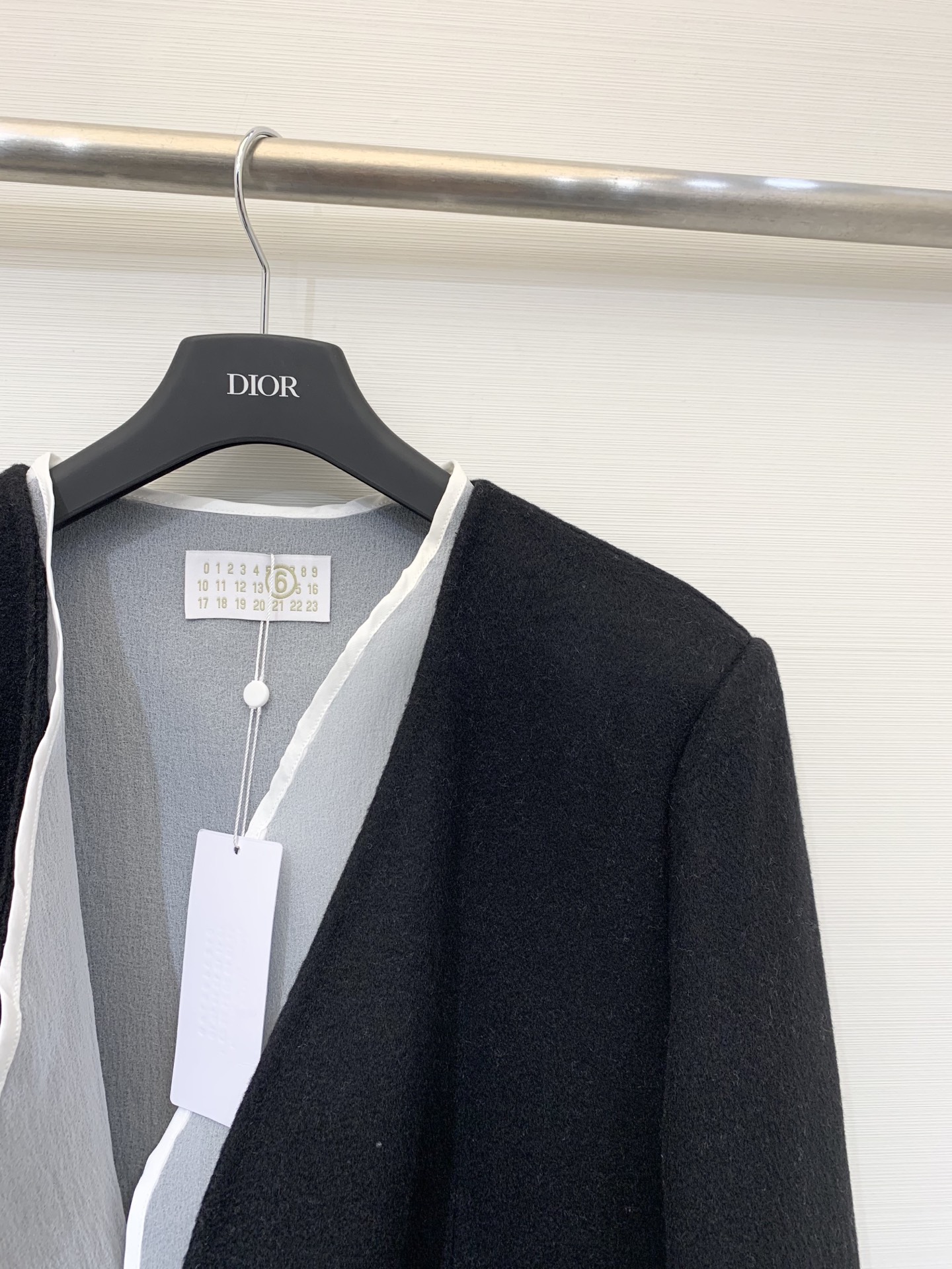 MM6 25秋冬新款 两件套双面羊绒无领外套 10%羊绒面料不用多说 上身保暖又舒适 配仿麻肌理感里衬罩